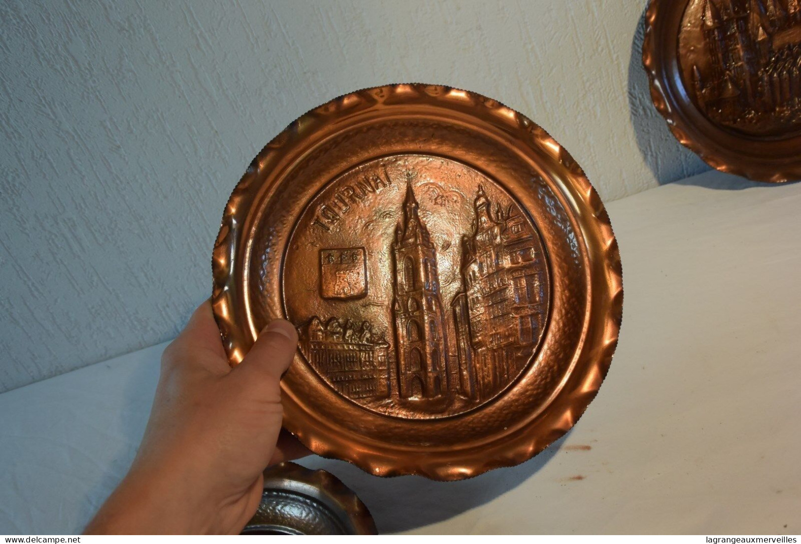 C23 Ensemble De 3 Assiettes En Cuivre De La Ville De TOURNAI - Cuivres