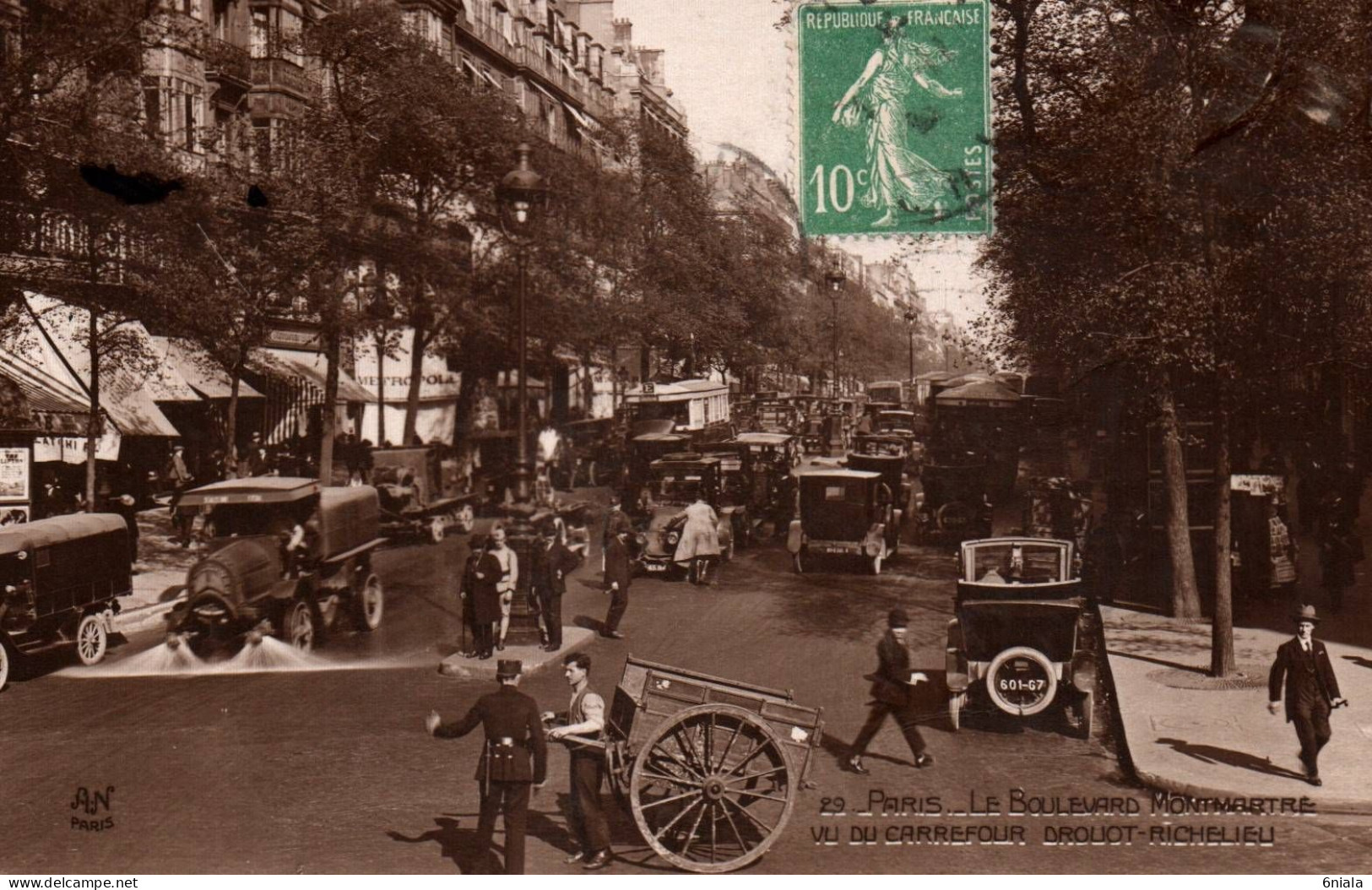 21251   PARIS Boulevard Montmartre Vu Du Carrefour Drouot Richelieu ( Voitures Autos Camion Policier Charrette (2 Scans) - Arrondissement: 09