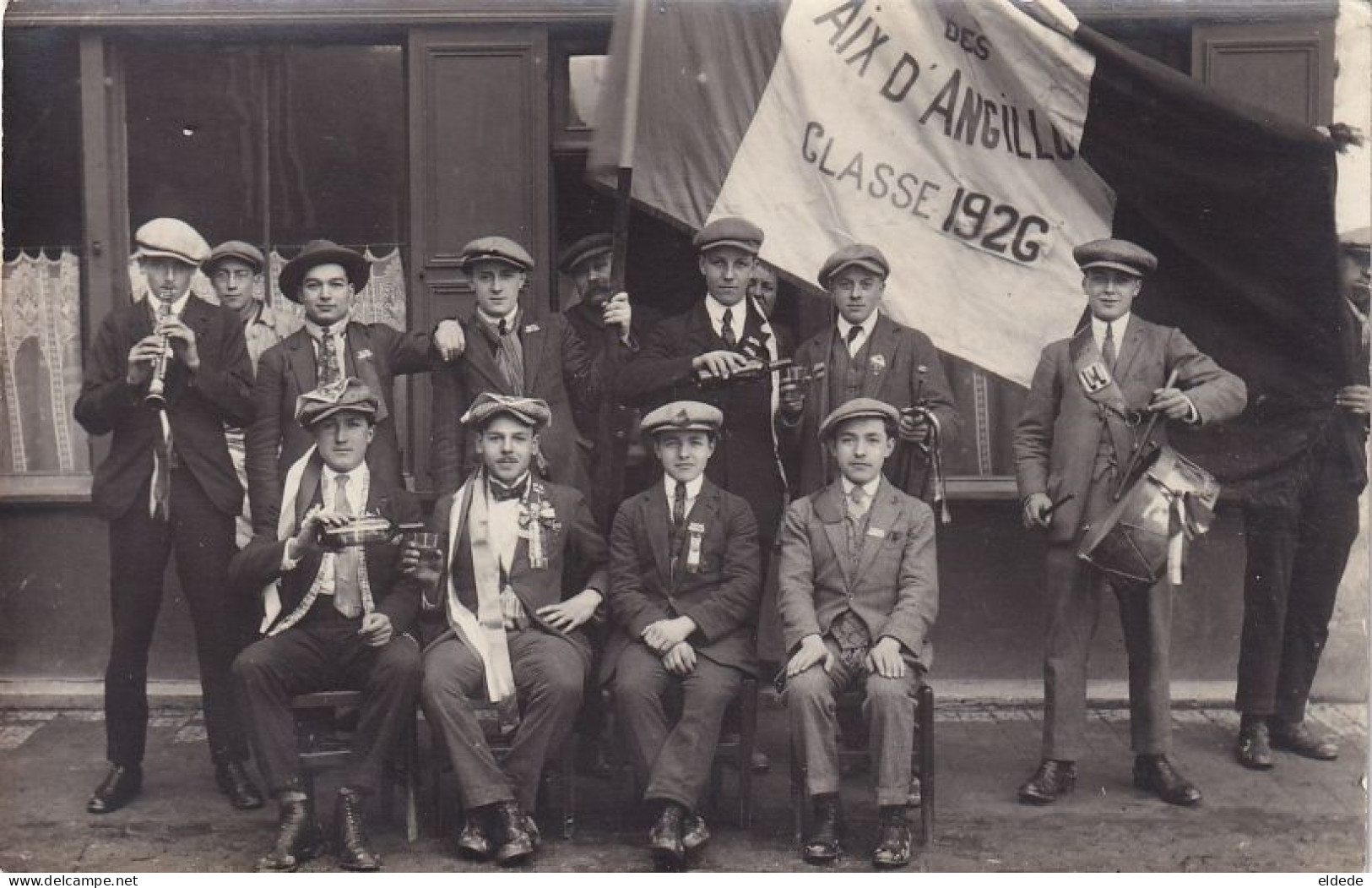 Carte Photo Conscrits Les Aix D' Angillon  Classe 1926 Cocarde Clarinette Tambour Vin Rouge - Les Aix-d'Angillon