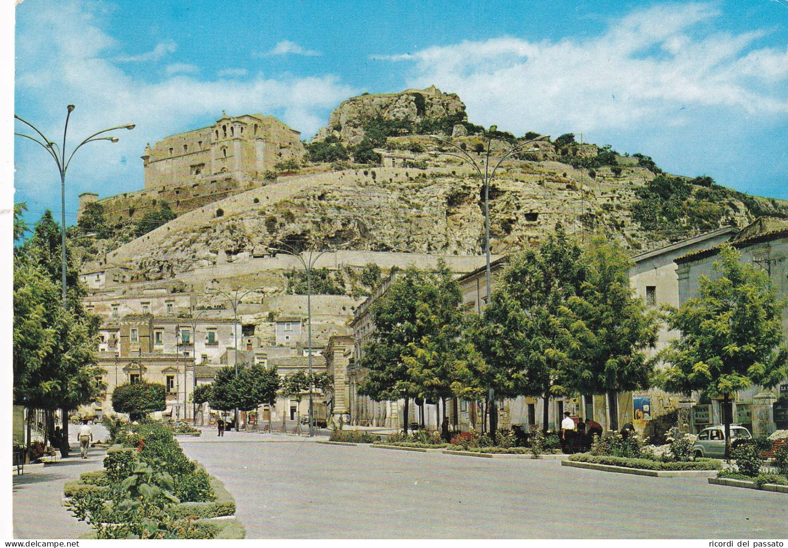 Cartolina Scicli ( Ragusa ) Piazza Italia E Colle San Matteo - Ragusa