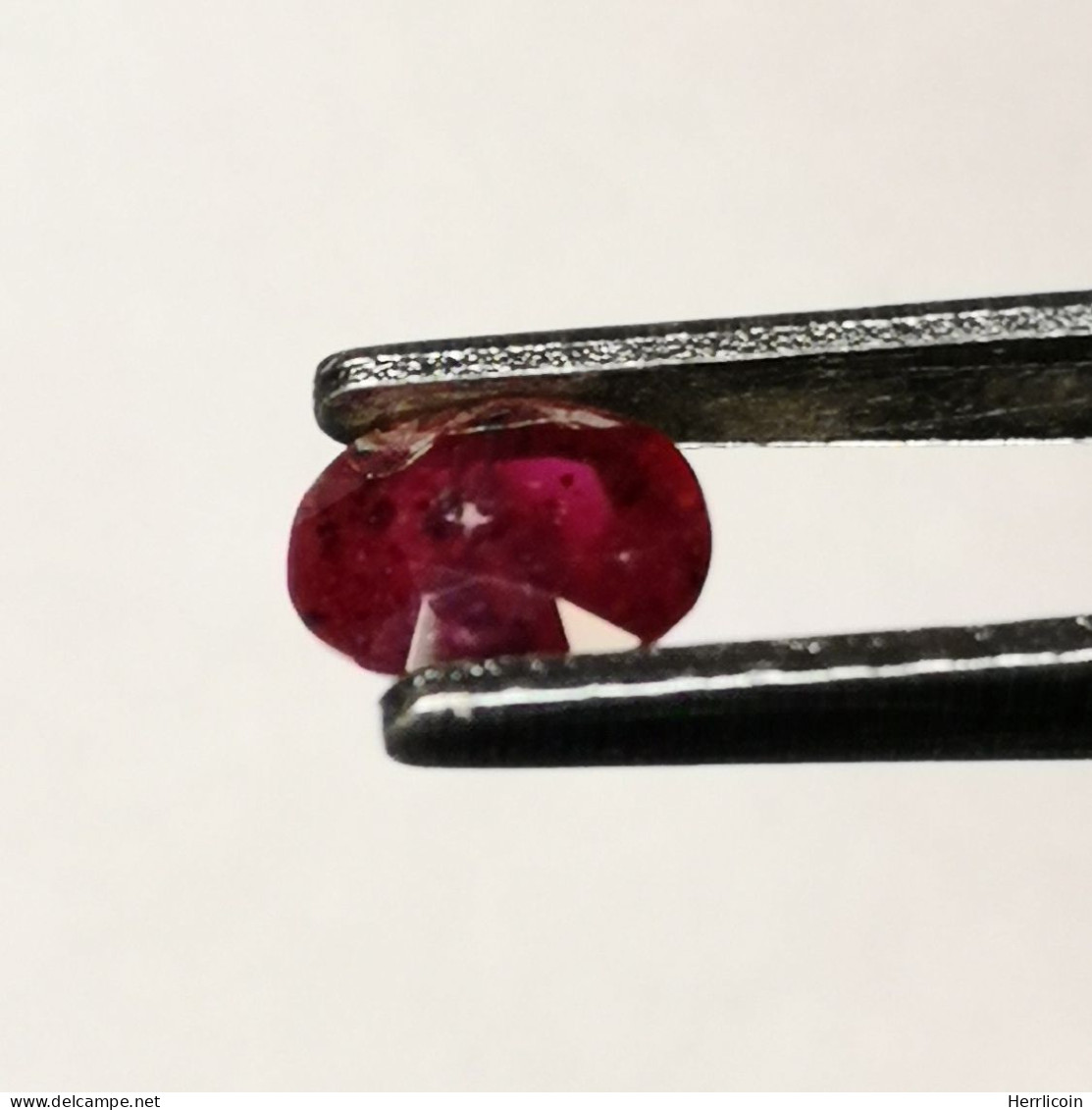 Rubis Chauffé Avec Résidus D'Afrique - Ovale 0.53 Carat - 5.0 X 4.0 X 2.9 Mm - Robijn