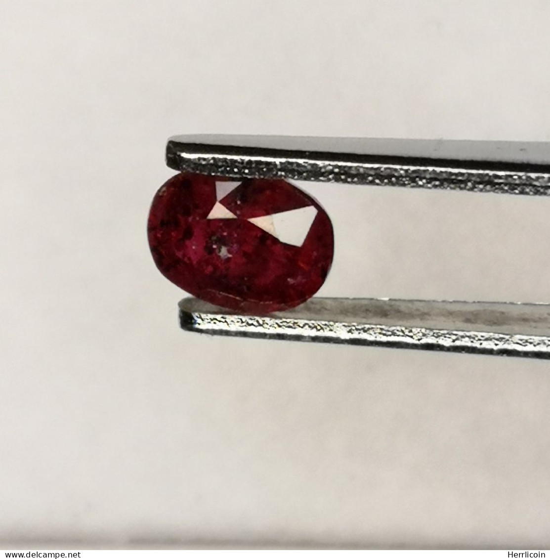 Rubis Chauffé Avec Résidus D'Afrique - Ovale 0.53 Carat - 5.0 X 4.0 X 2.9 Mm - Rubin