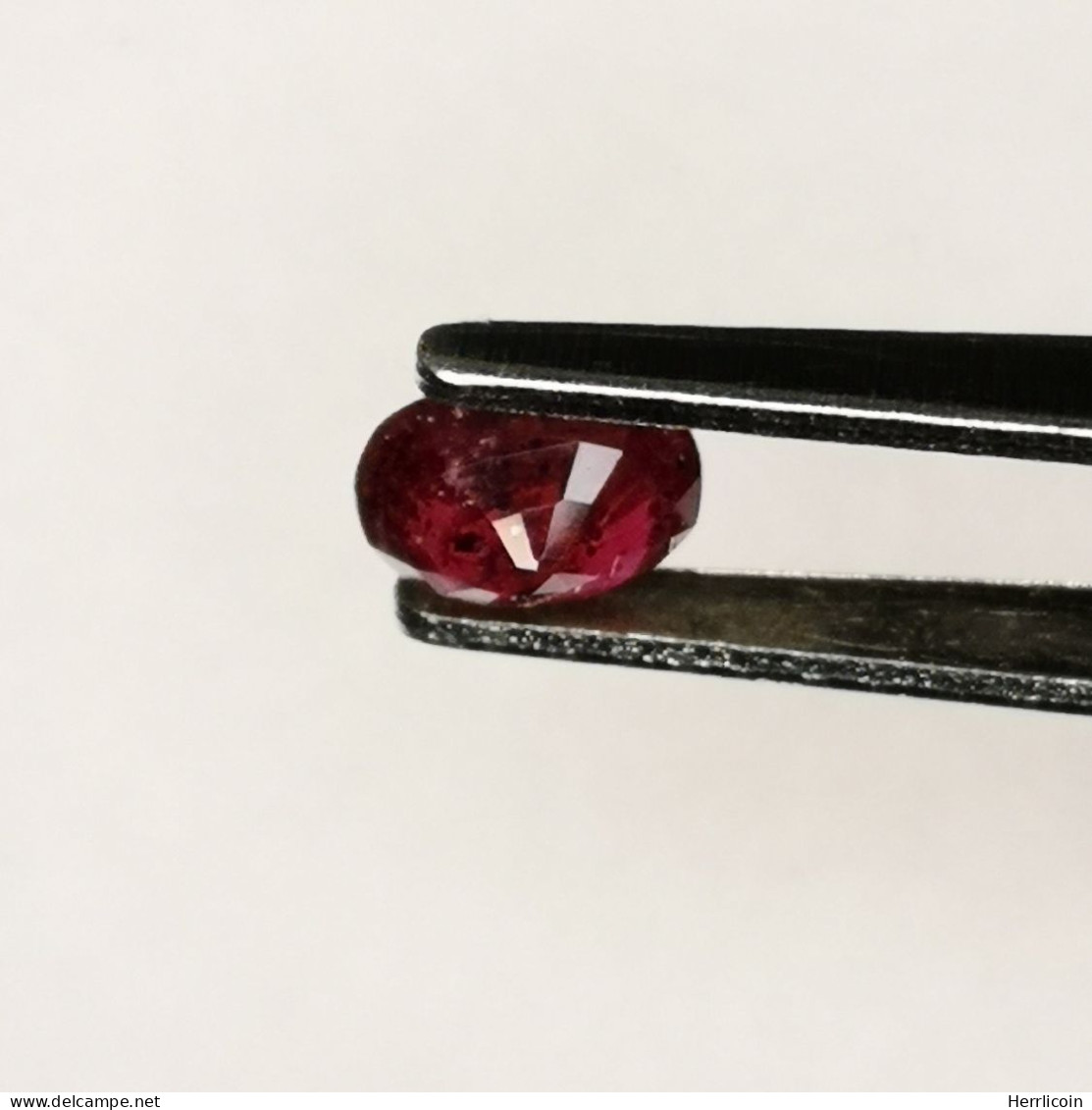 Rubis Chauffé Avec Résidus D'Afrique - Ovale 0.53 Carat - 5.0 X 4.0 X 2.9 Mm - Robijn