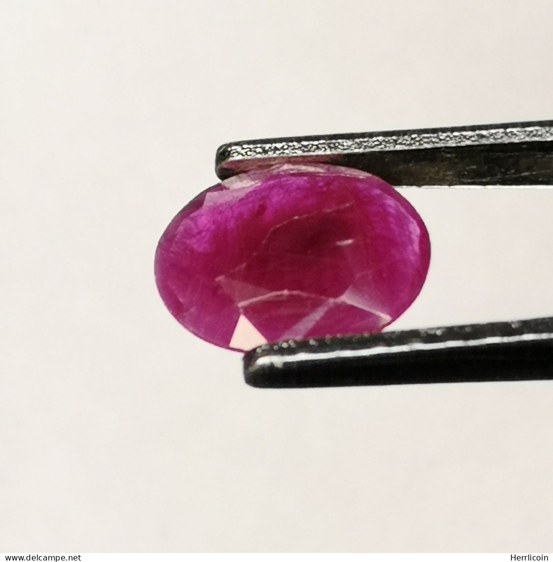 Rubis Chauffé Avec Résidus D'Afrique - Ovale 0.67  Carat - 7.4 X 5.8 X 1.5 Mm - Ruby