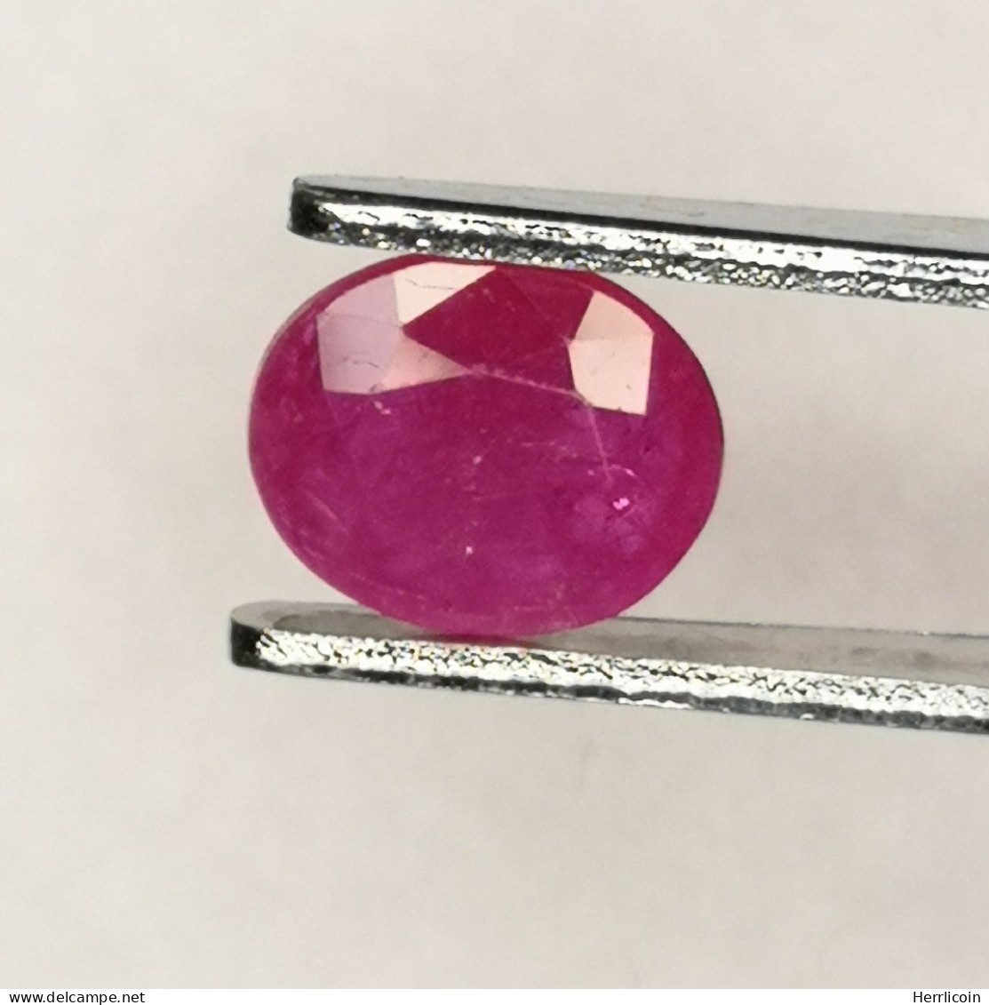 Rubis Traités (BE) De MADAGASCAR - Ovale 0.83 Carat - 6.3 X 5.3 X 2.5 Mm - Robijn