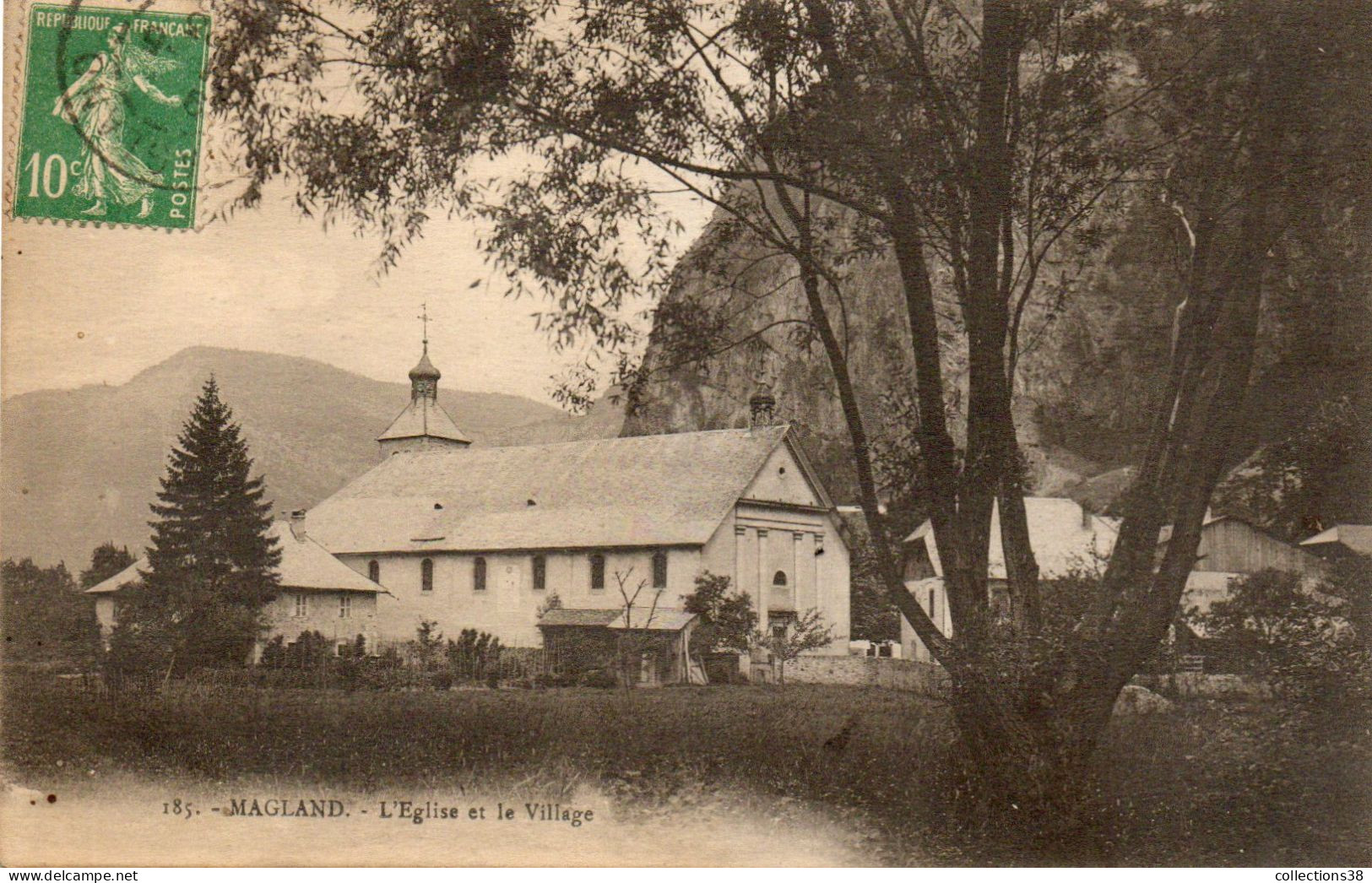 Magland - L'Eglise Et Le Village - Magland