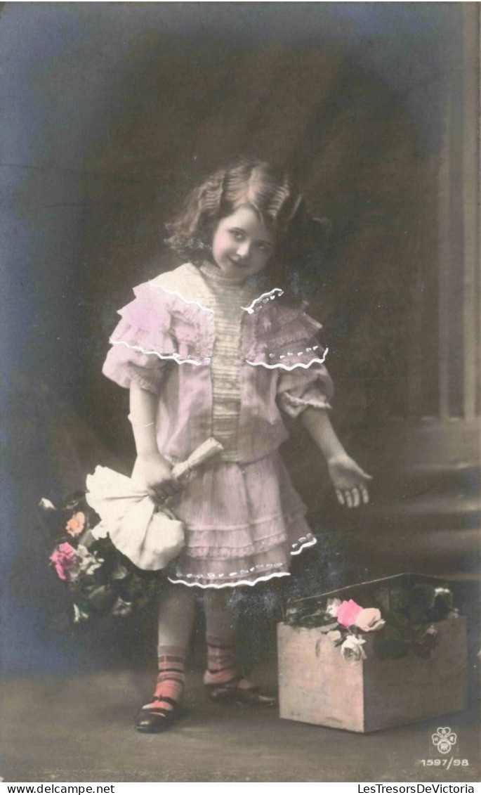 FANTAISIES - Jeune Fille - Portrait - Bouquet De Fleurs - Carte Postale Ancienne - Bébés