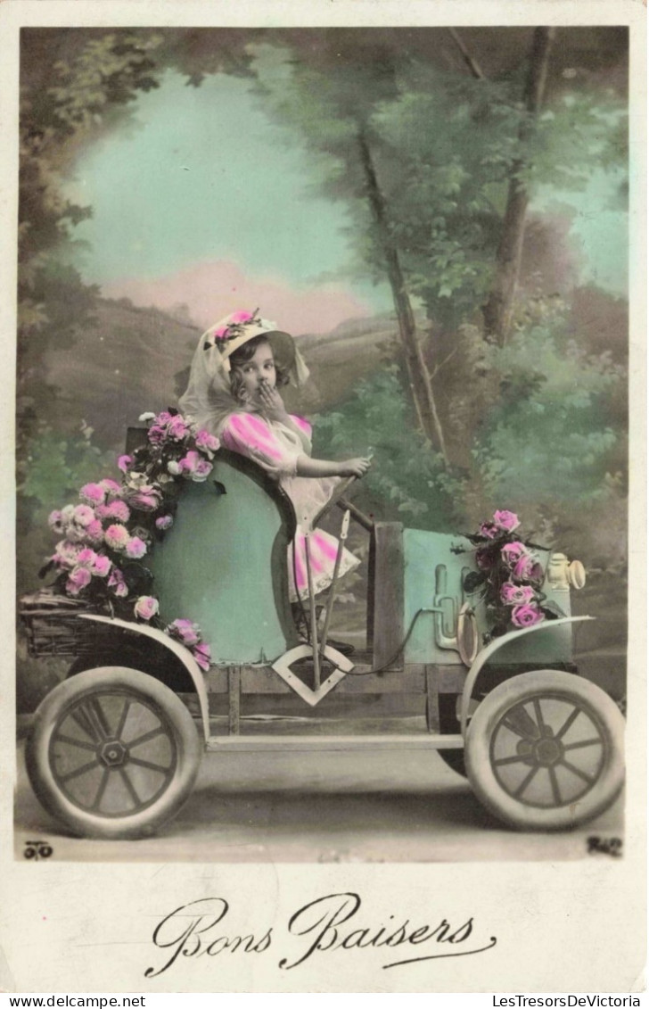 FANTAISIES - Jeune Fille - Carrosse - Fleurs - Chapeau Atypique - Bons Baisers - Carte Postale Ancienne - Bébés