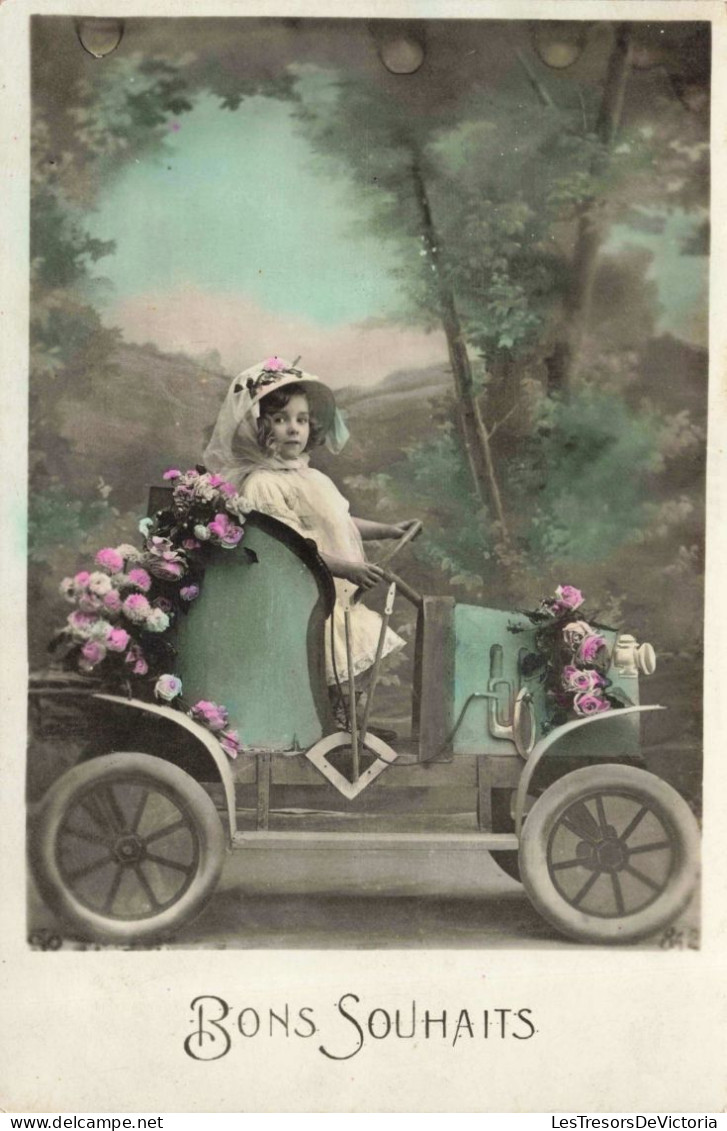 FANTAISIES - Jeune Fille - Carrosse - Fleurs - Chapeau Atypique - Bons Souhaits - Carte Postale Ancienne - Bebes