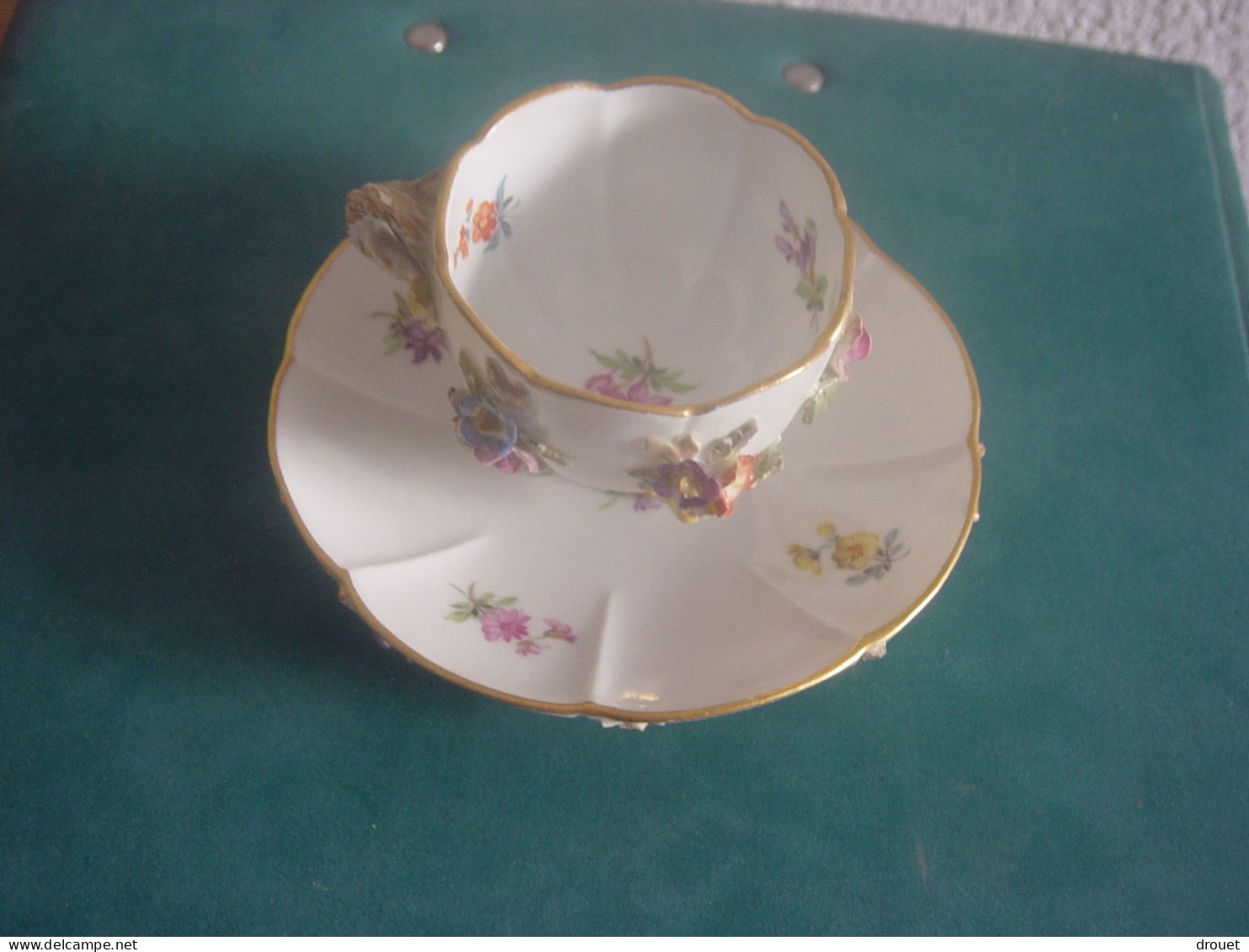 PORCELAINE DE MEISSEN - RARE TASSE ET SOUS-TASSE  A DECOR FLORAL 19ème - Meissen (DEU)