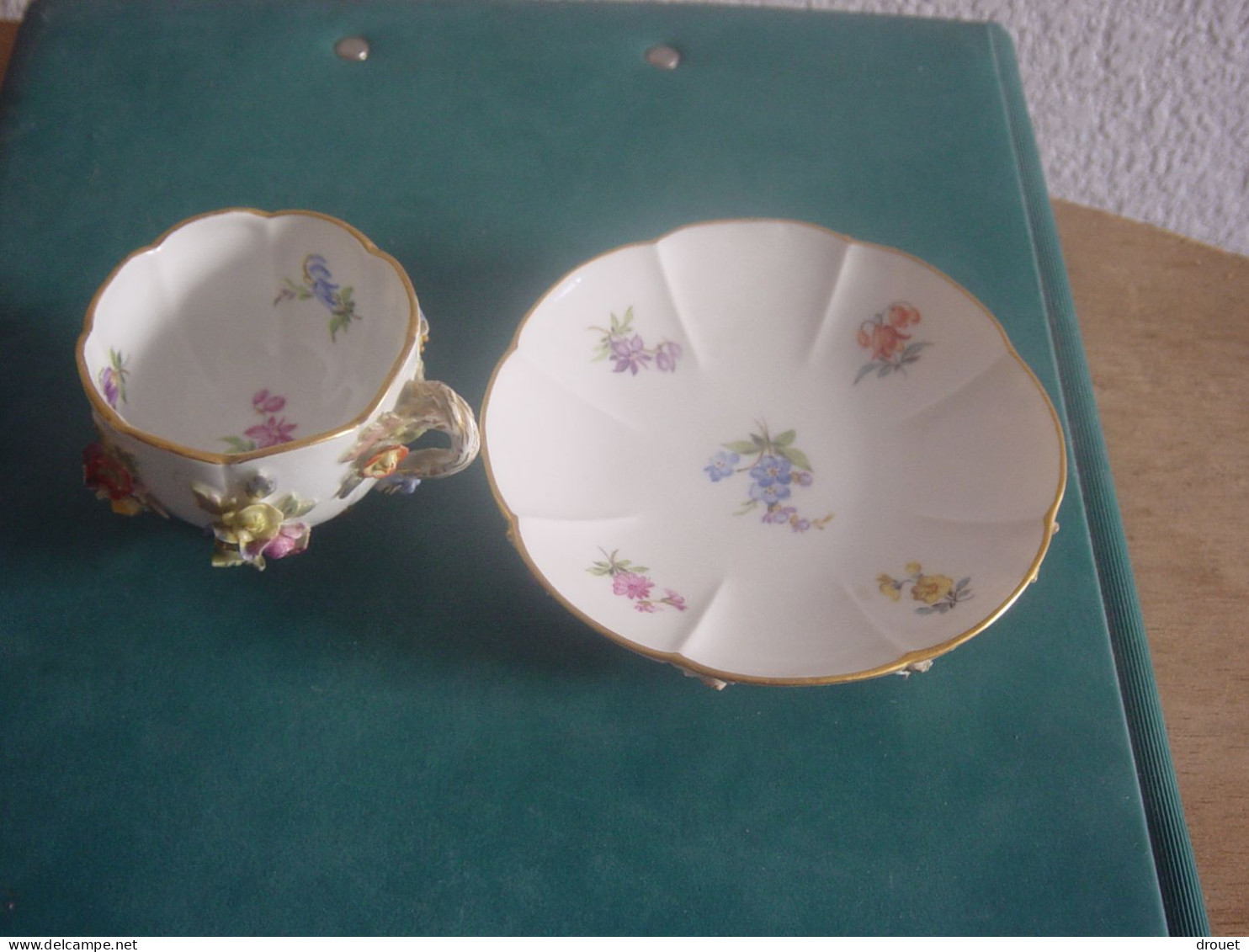 PORCELAINE DE MEISSEN - RARE TASSE ET SOUS-TASSE  A DECOR FLORAL 19ème - Meissen (DEU)