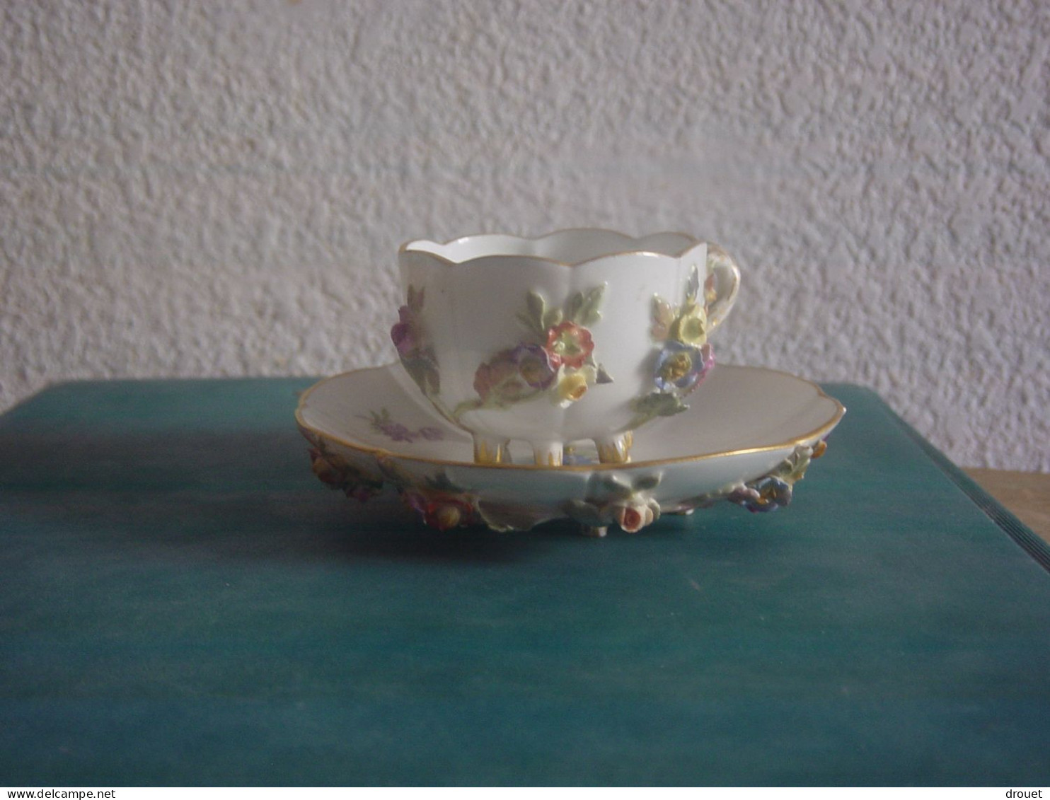 PORCELAINE DE MEISSEN - RARE TASSE ET SOUS-TASSE  A DECOR FLORAL 19ème - Meissen (DEU)