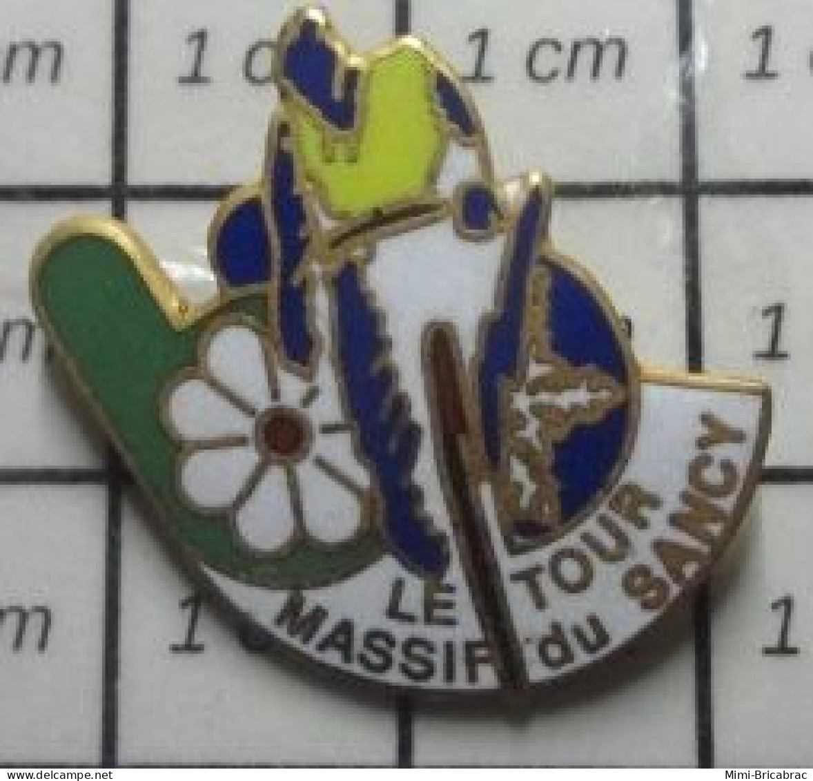 615D Pin's Pins / Beau Et Rare / SPORTS / VELO CYCLISME MARGUERITE MAILLOT JAUNE LE TOUR MASSIF DU SANCY - Cyclisme