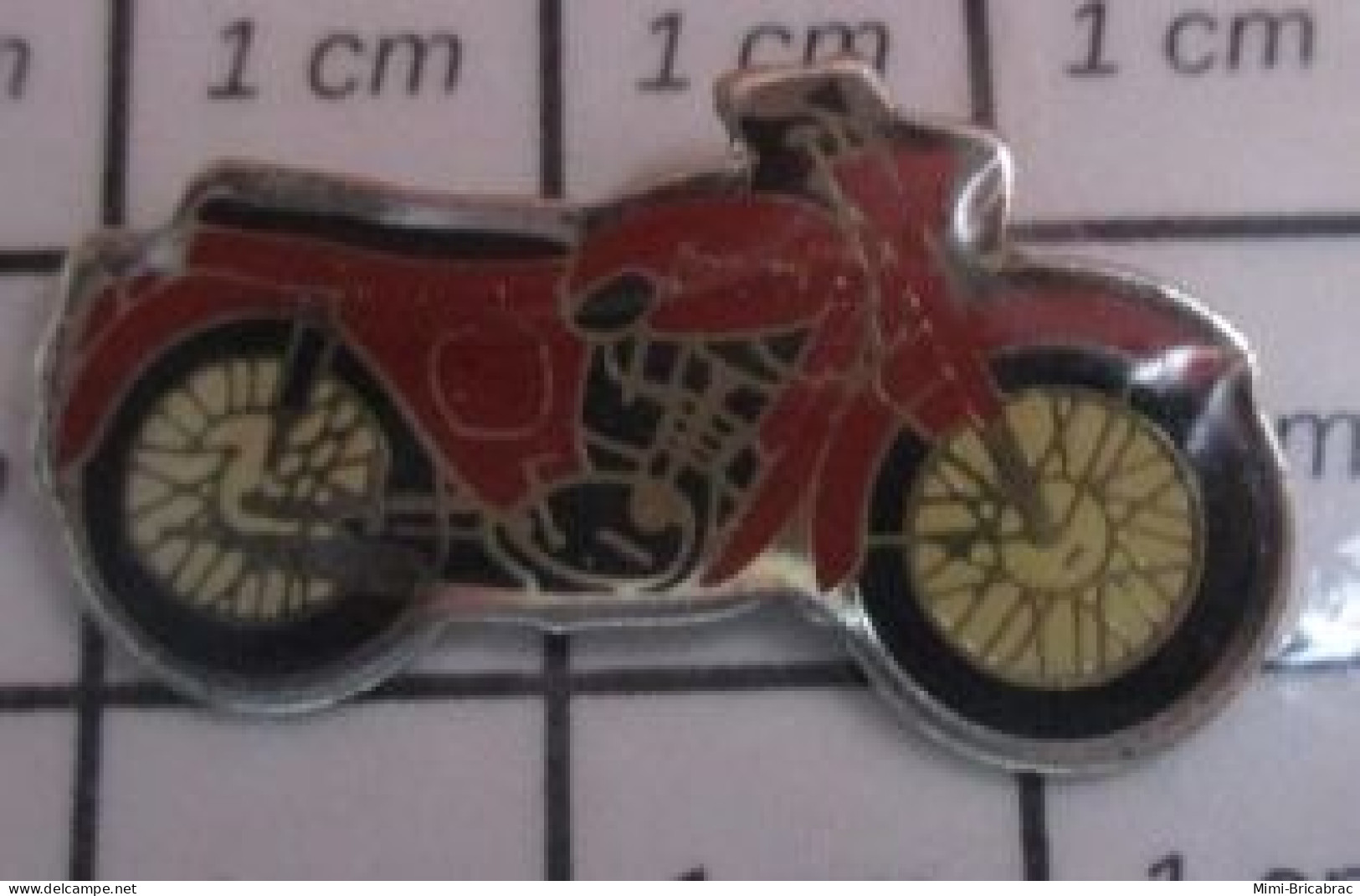 615D Pin's Pins / Beau Et Rare / MOTOS / PETITE MOTO ROUGE RETRO ANNEES 60/70 - Motos