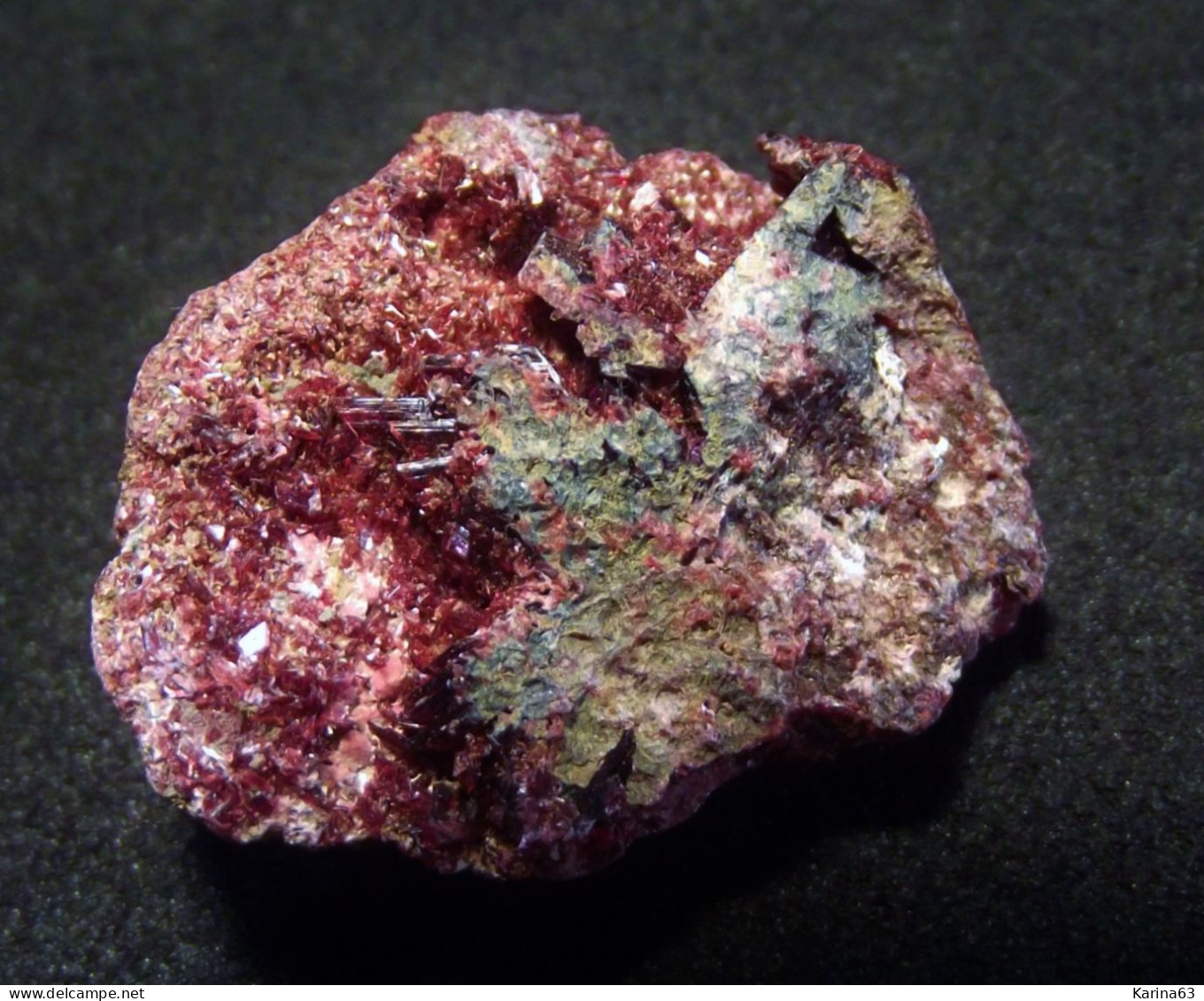 Erythrite On Matrix  (2.5 X 0.8 X 1.5 Cm) - Bou Azzer - Morocco - Minerales