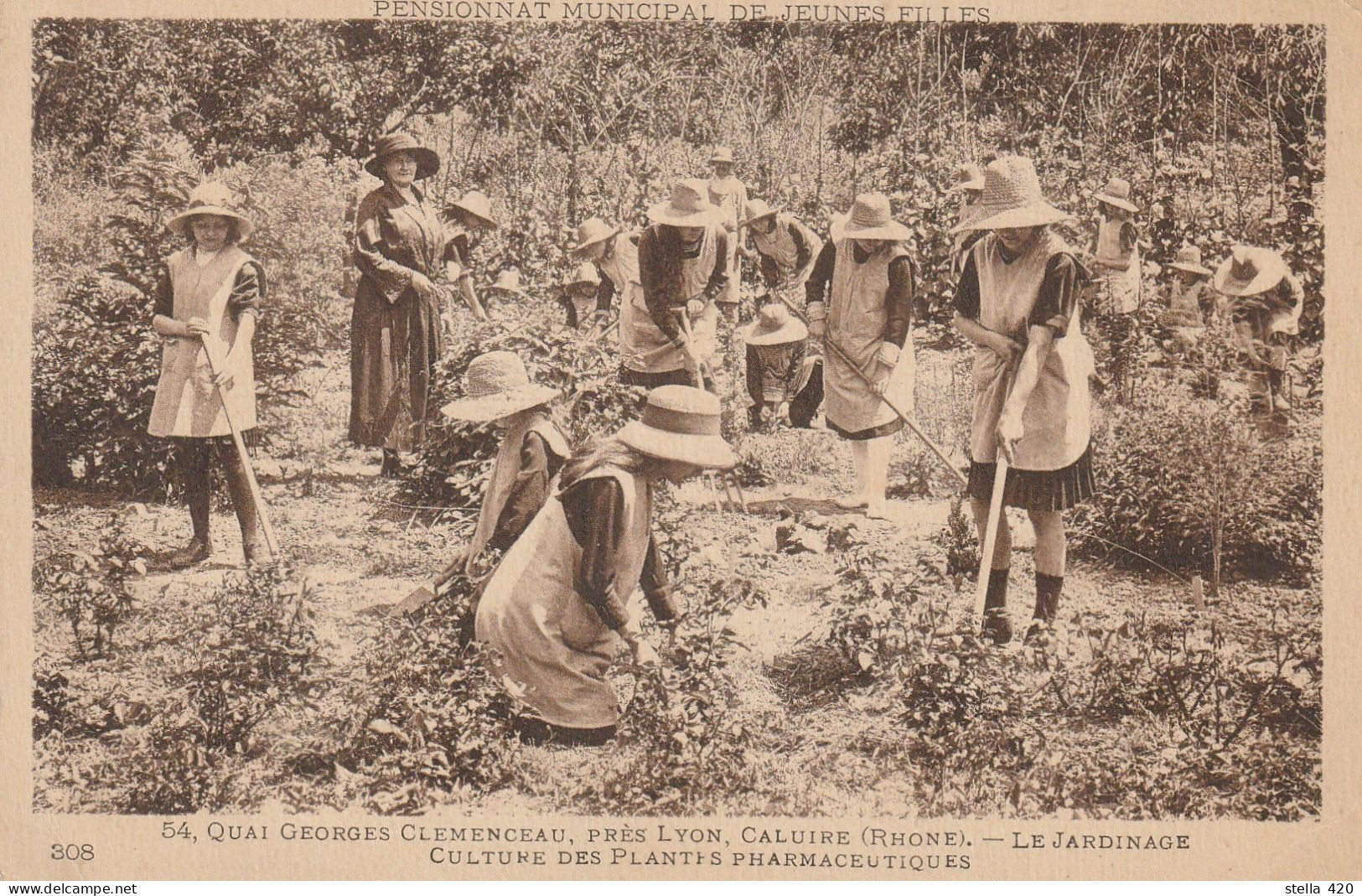 Caluire   Une Classe En Plein Air   Jardinage Et Batiment - Caluire Et Cuire