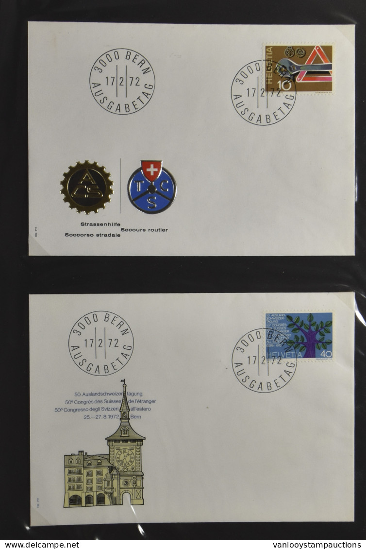 **/0 1957/1977 Uitgebreide Verzameling PTT Mapjes En FDC's, In 3 Ordners, Meest Gestempeld, Zm - Autres & Non Classés