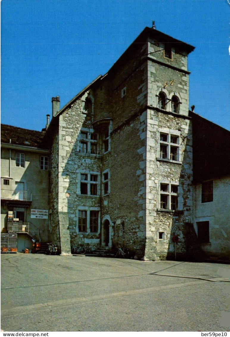 73 LES ECHELLES LA MAIRIE ANCIEN LOGIS DU COMMANDEUR AU FOND ENTREE DU LIBRE SERVICE EGE FRUITS PRIMEURS - Les Echelles