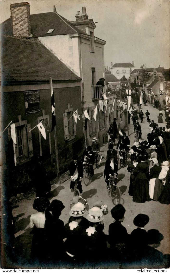 Beaufort En  Vallée  Ou Environs       49    Carte Photo. Cyclistes Dans La Rue Lors D'une Fête     (voir Scan) - Other & Unclassified