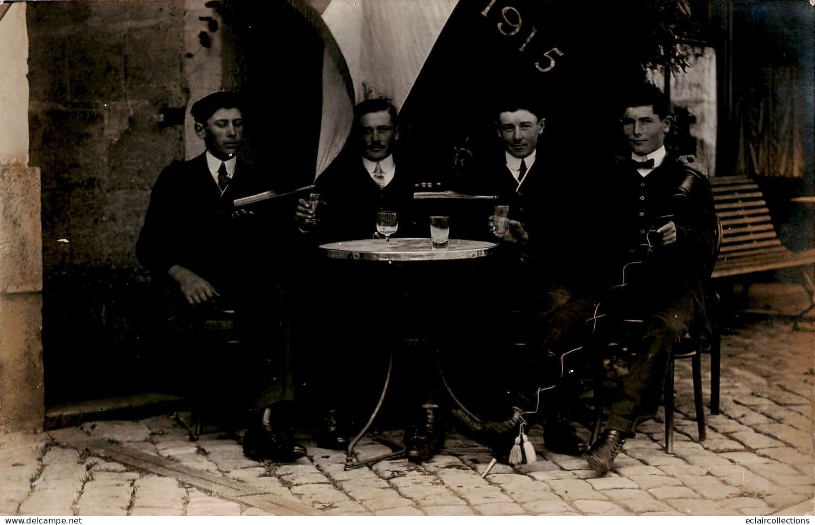 Beaufort En  Vallée     49    Carte Photo.Quatre D'hommes Table De Bar. 1915  Beaufort Sur Le Drapeau     (voir Scan) - Autres & Non Classés