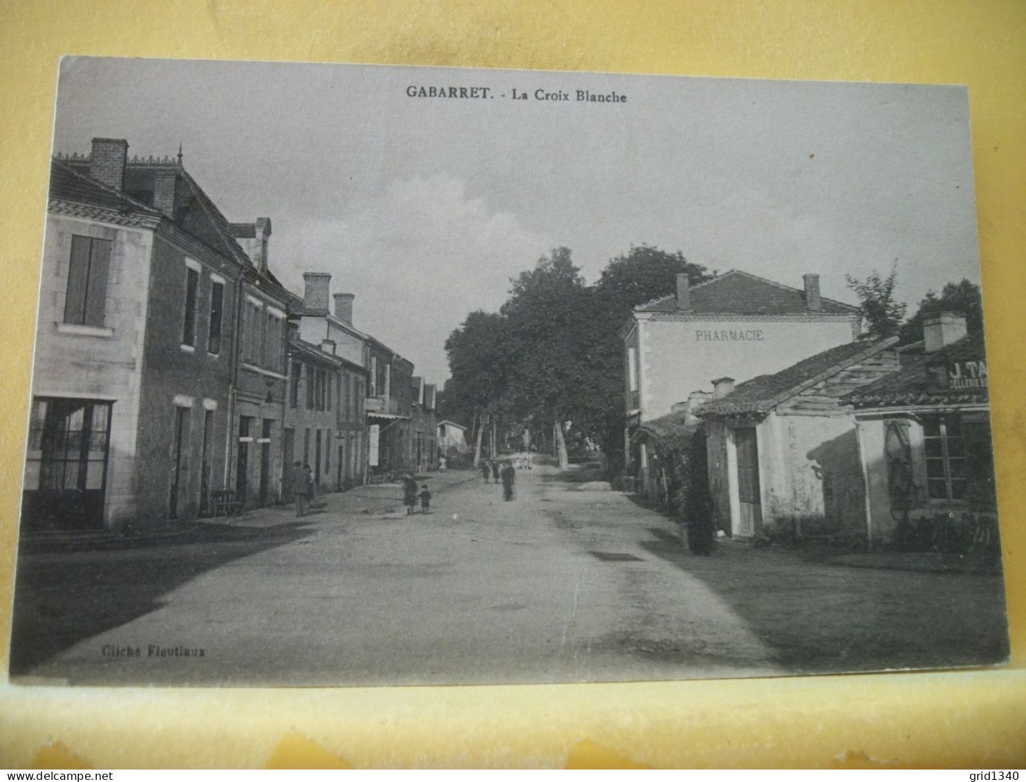 40 1132 CPA 1917 - AUTRE VUE N° 2 - 40 GABARRET - LA CROIX BLANCHE - ANIMATION. - Gabarret