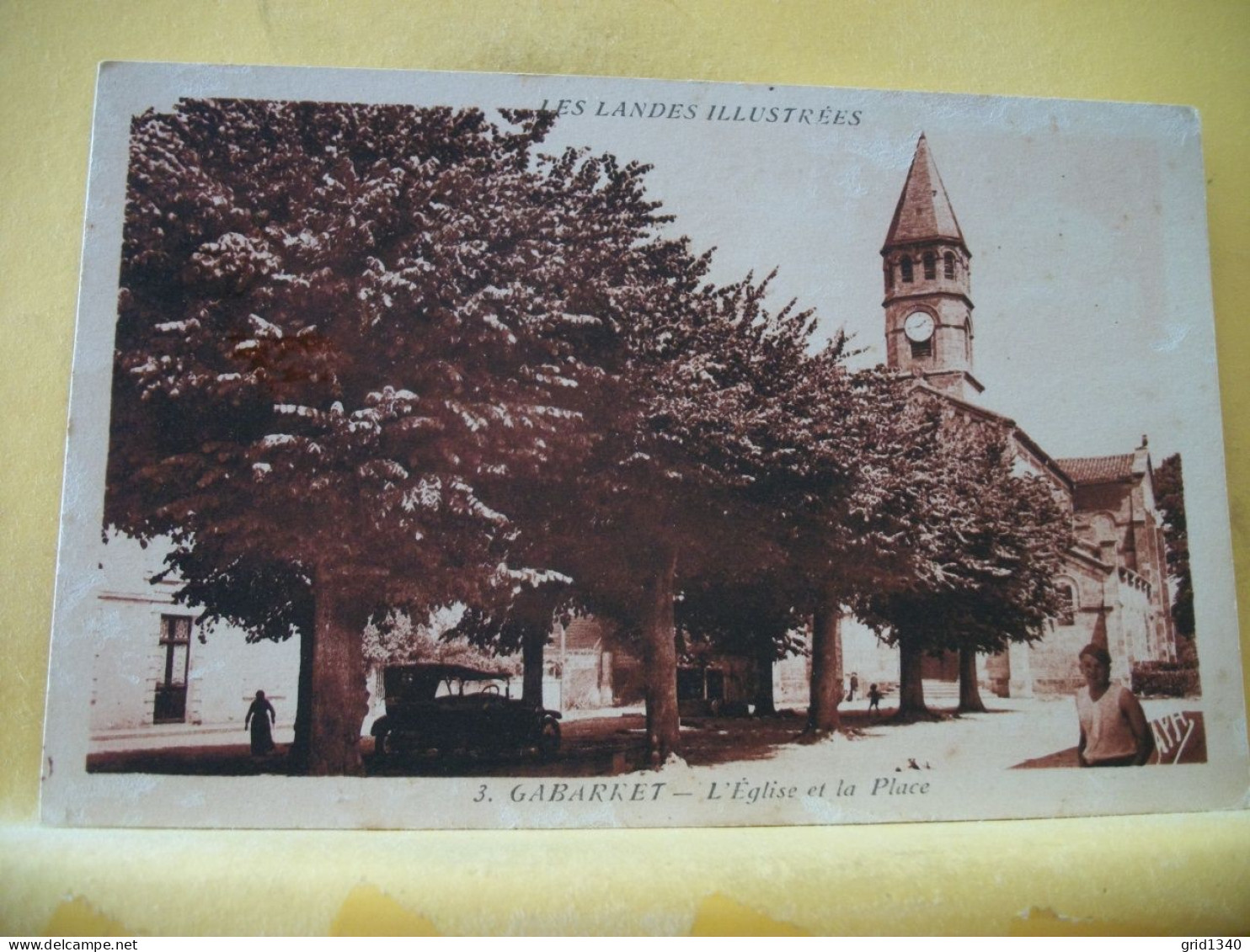 40 1154 CPA - 40 GABARRET - L'EGLISE ET LA PLACE - ANIMATION. AUTO. - Gabarret