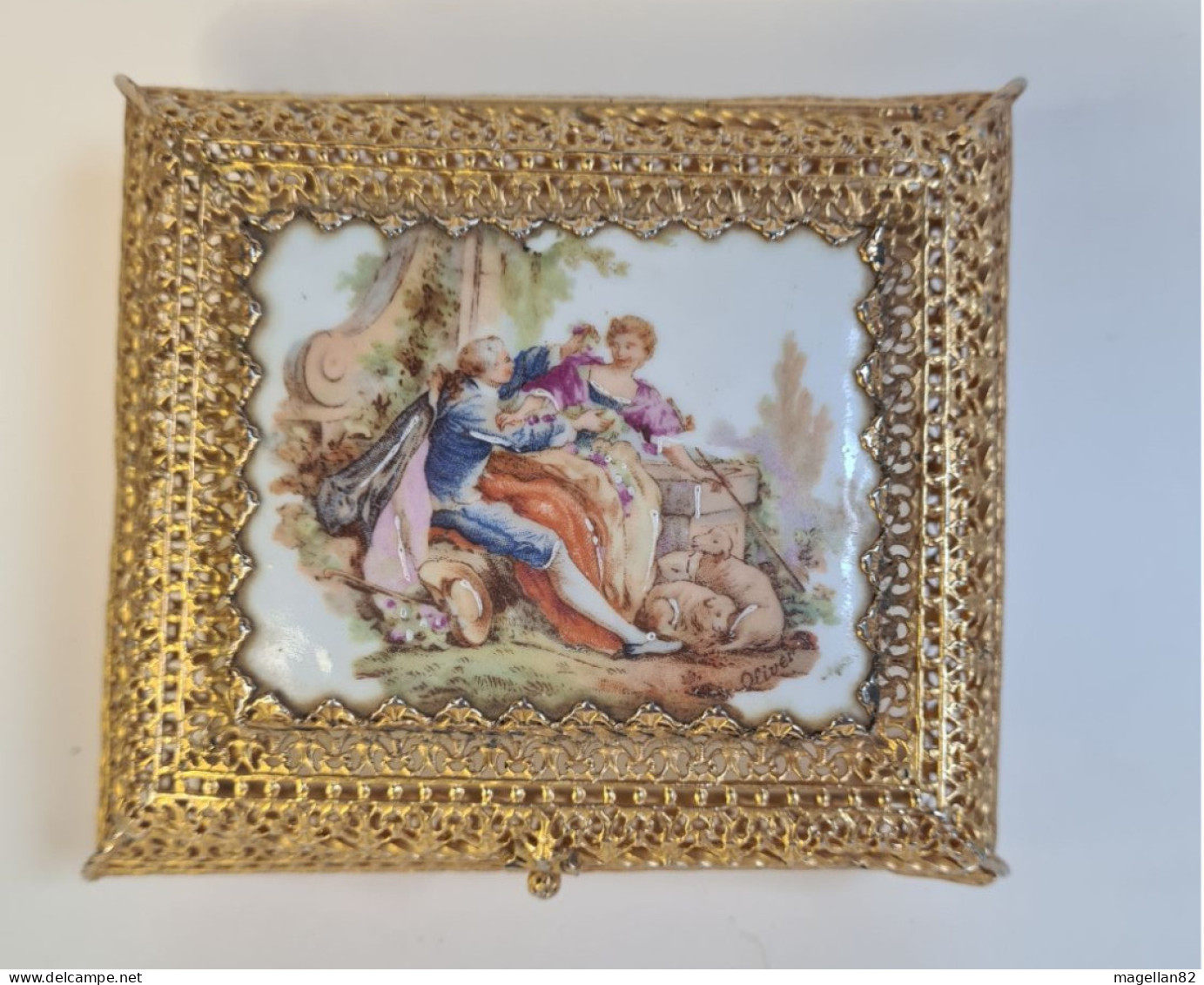 Ancienne boite à bijoux en métal doré. Miroir biseauté. Peinture sur porcelaine.