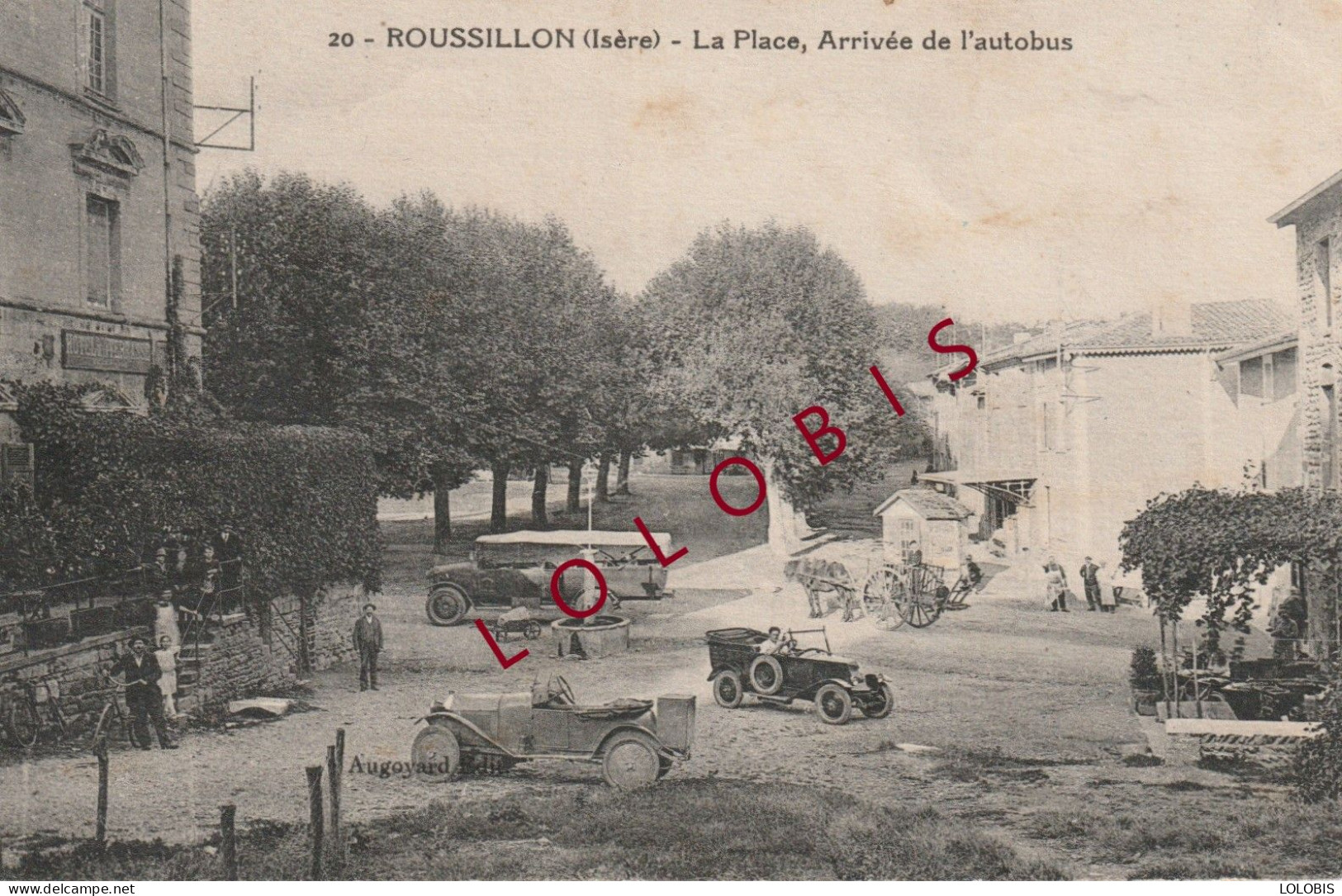 38 ROUSSILLON - La Place, Arrivée De L'autobus - Roussillon