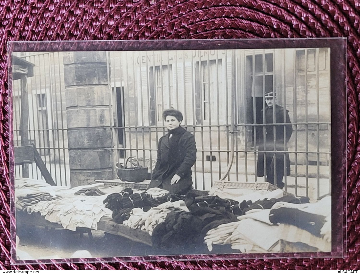 Carte Photo ,   Marchandes D'étoffes , Paris? - Händler