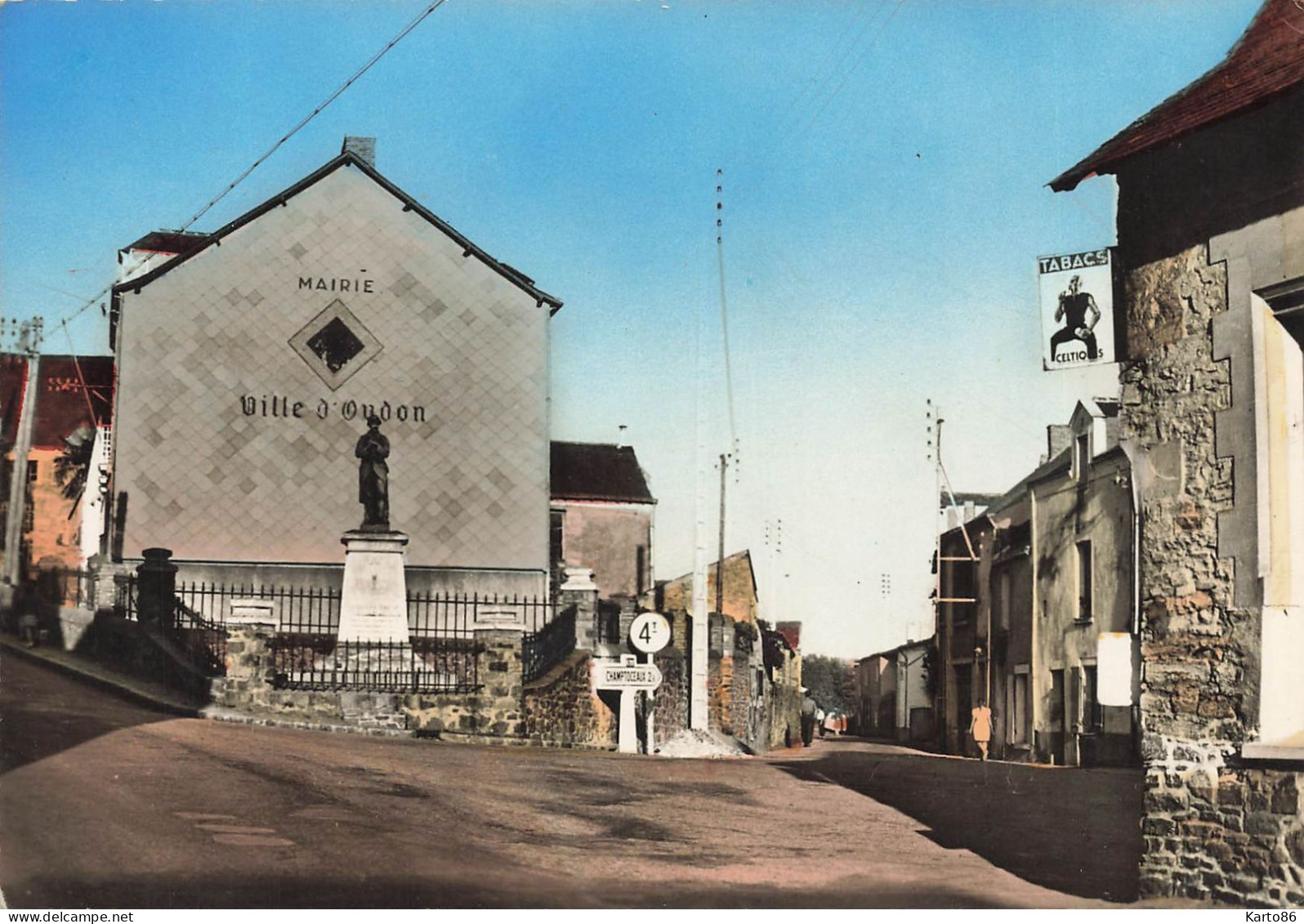 Oudon * Carrefour Des Rues Et Le Monument Aux Morts Du Village - Oudon