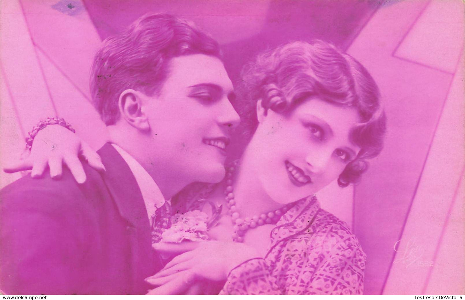 COUPLE - Homme Essayant D'embrasser Le Cou De Sa Fiancée - Carte Postale Ancienne - Paare