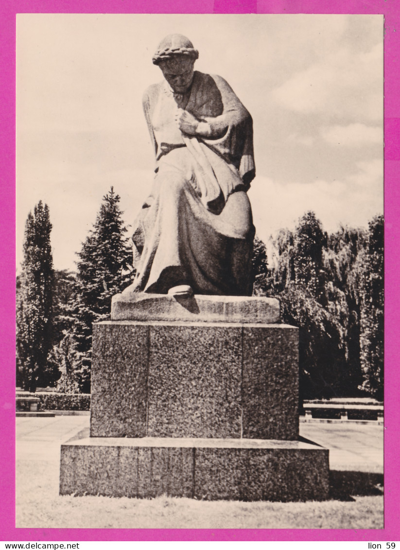 307871 / Germany DDR - Berlin The Soviet Memorial , Berlin Treptow Treptower Park, Statue Of Weeping Woman PC - Treptow