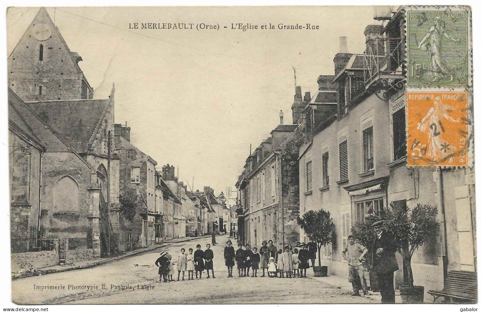 61 - Merlerault - L'église Et La Grande Rue - Le Merlerault