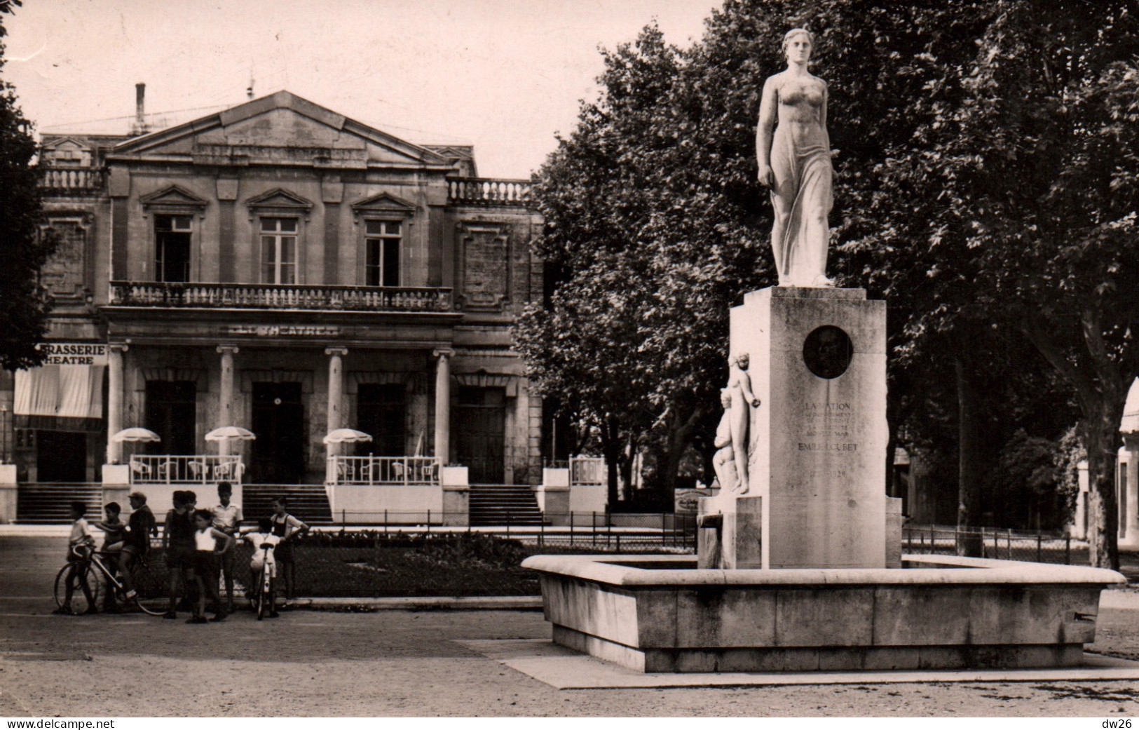 Montélimar (Drôme) Le Théâtre Et Le Monument Au Président Loubet - Ed. Les Tirages Modernes - Carte N° 8 - Montelimar