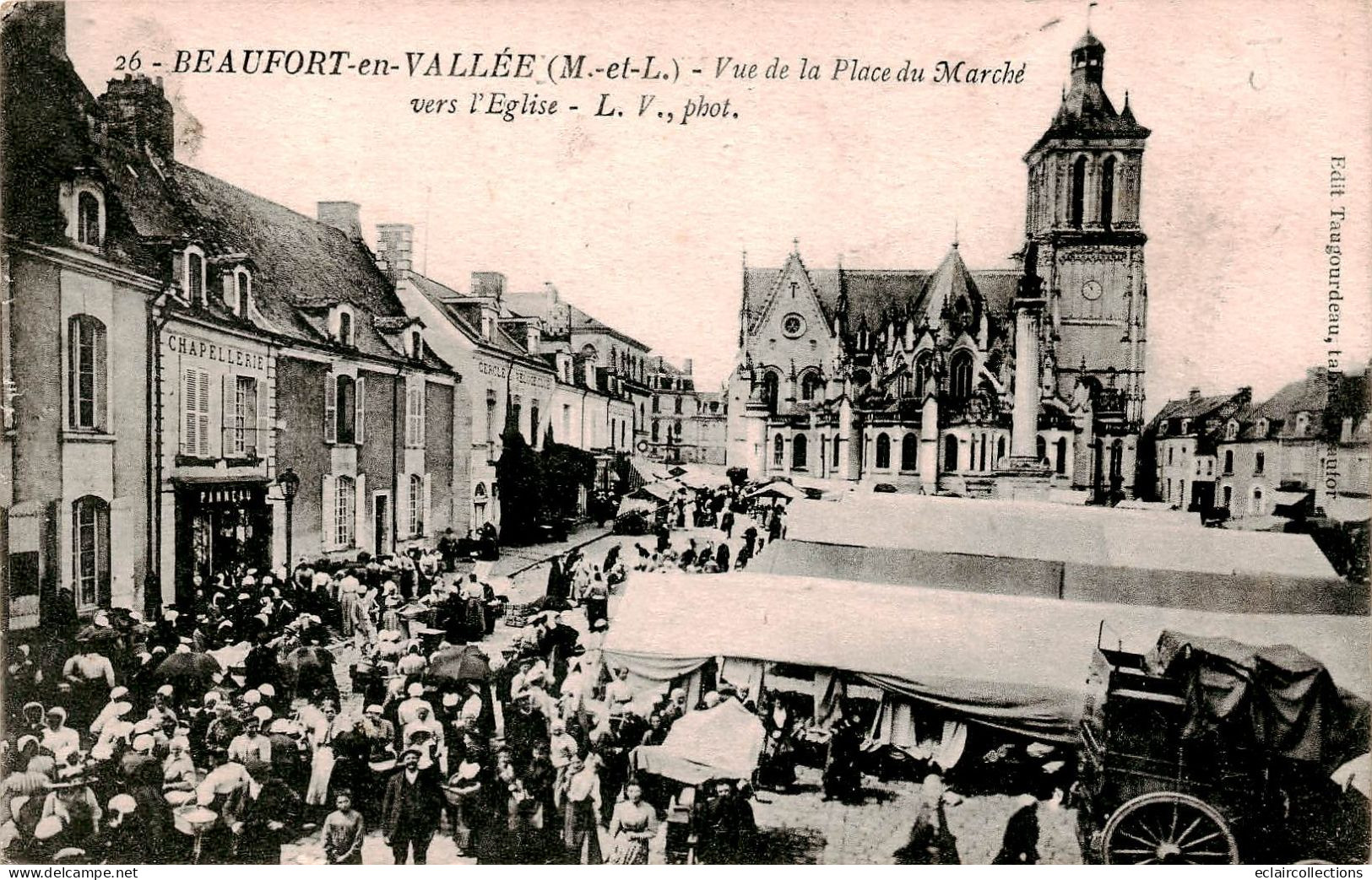 Beaufort En  Vallée       49      Vue De La Place Du Marché Vers L'église          (voir Scan) - Other & Unclassified