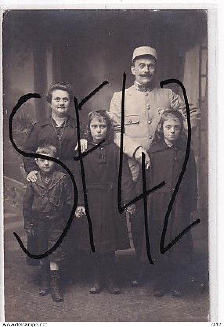 ISLE SUR LE DOUBS            CARTE PHOTO GIRARDOT  MILITAIRE ET SA FAMILLE - Isle Sur Le Doubs