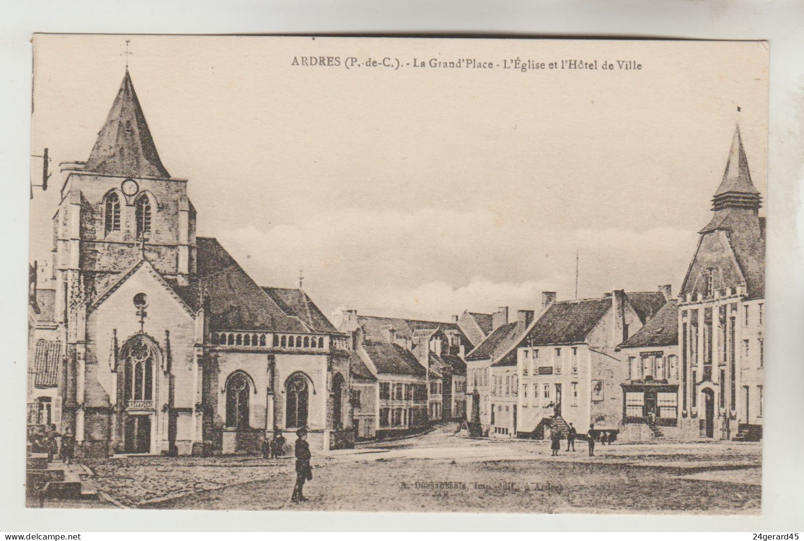 CPA ARDRES (Pas De Calais) - La Grand'Place, L'Eglise Et L'Hôtel De Ville - Ardres