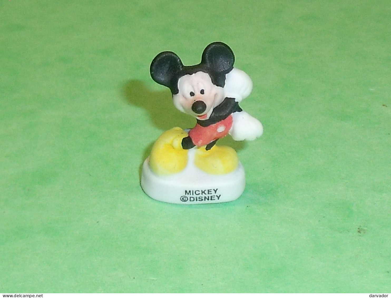 Fèves / Fève / Disney : Mickey , Disney  " Mat "  T126 - Disney