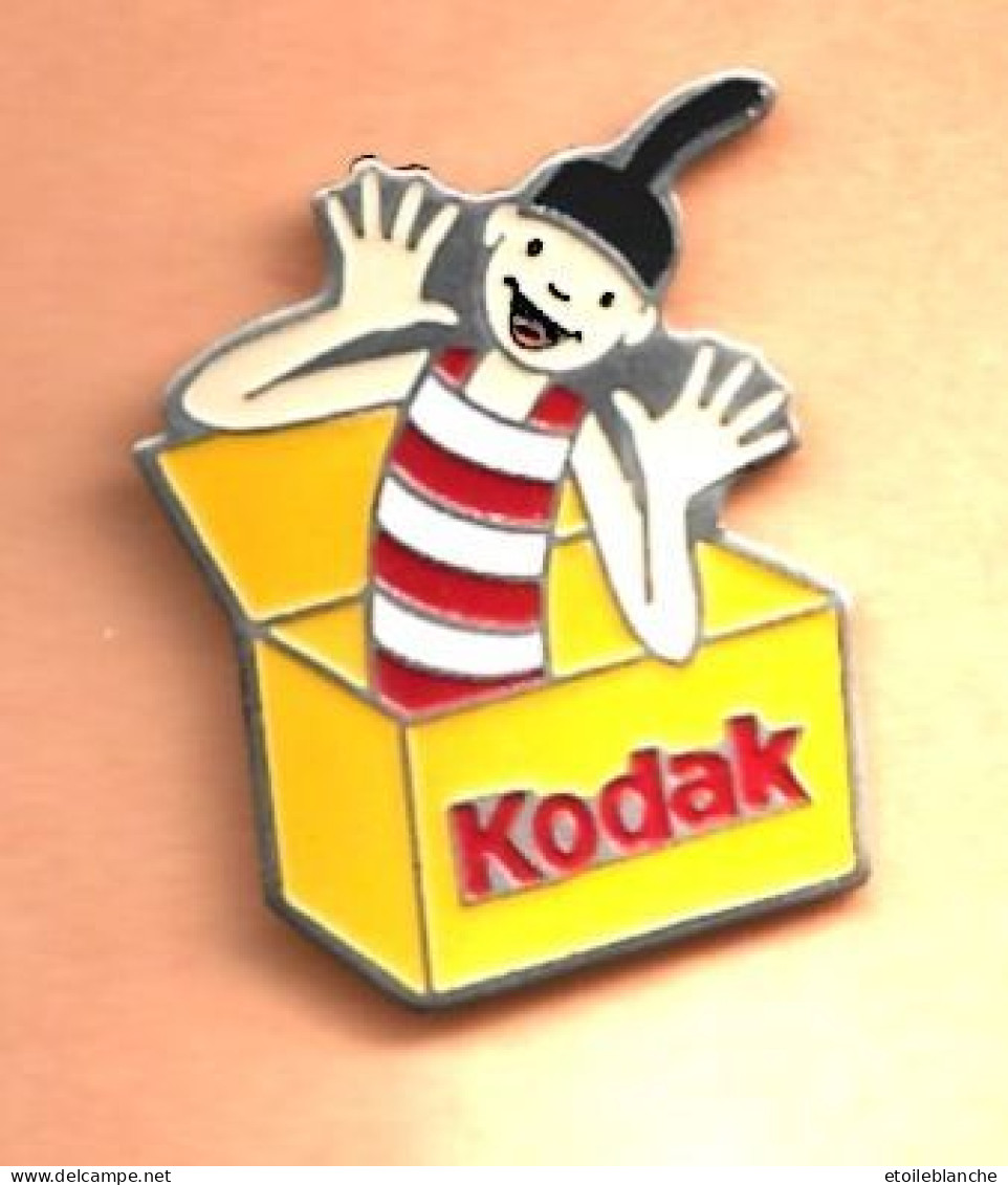 Pin's Kodak, Photographie, Humour (surprise, Photo, Lutin Qui Sort D'une Boîte) - Fotografie