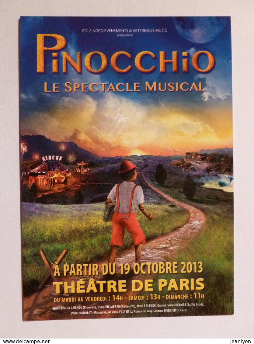 PINOCCHIO - Héros Conte - Marionnette Pinocchio Sur Un Chemin , Chapiteau De Cirque à Coté- Carte Publicitaire Spectacle - Märchen, Sagen & Legenden