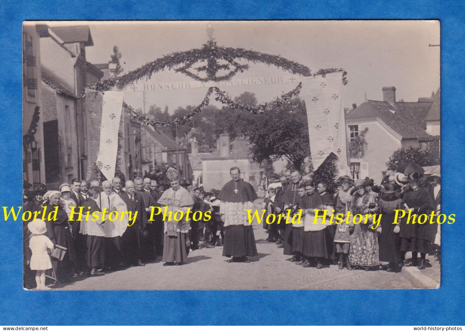 CPA Photo - LA SUZE ( Sarthe ) - Jour De Fête - Honneur à Monseigneur Evêque à Identifier - Lemaître Photographe - La Suze Sur Sarthe