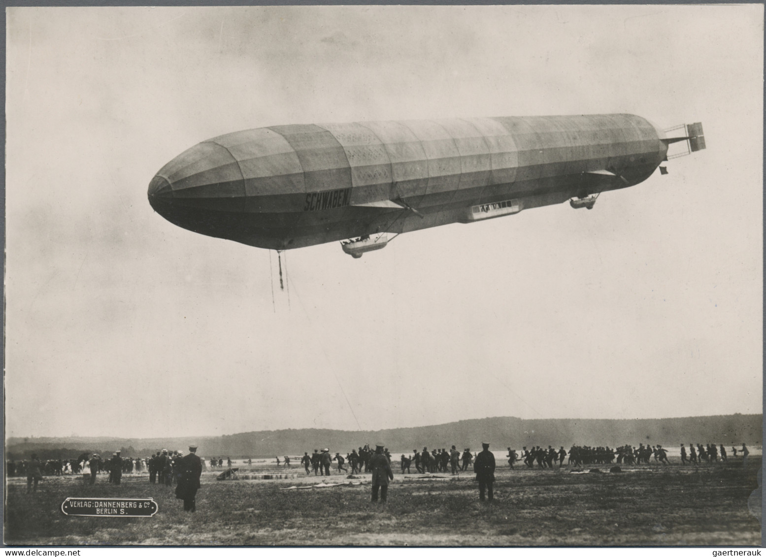 Thematics: zeppelin: 1910/1945 (ca): Posten mit dutzenden Zeppelin Photos, dazu