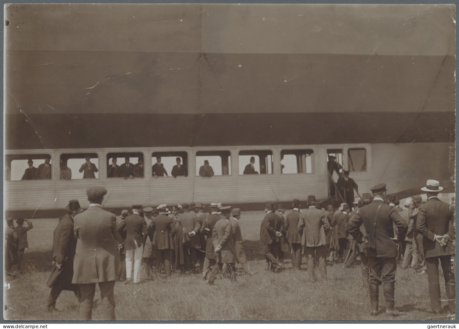 Thematics: zeppelin: 1910/1945 (ca): Posten mit dutzenden Zeppelin Photos, dazu