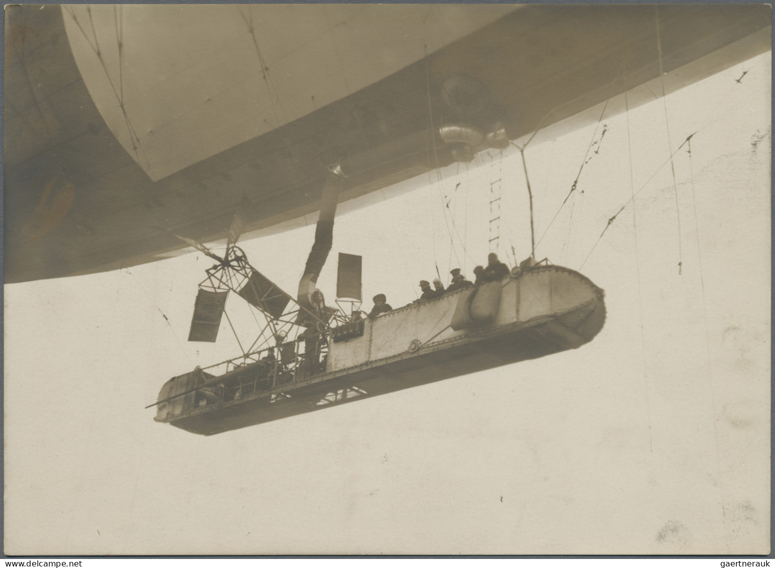 Thematics: zeppelin: 1910/1945 (ca): Posten mit dutzenden Zeppelin Photos, dazu