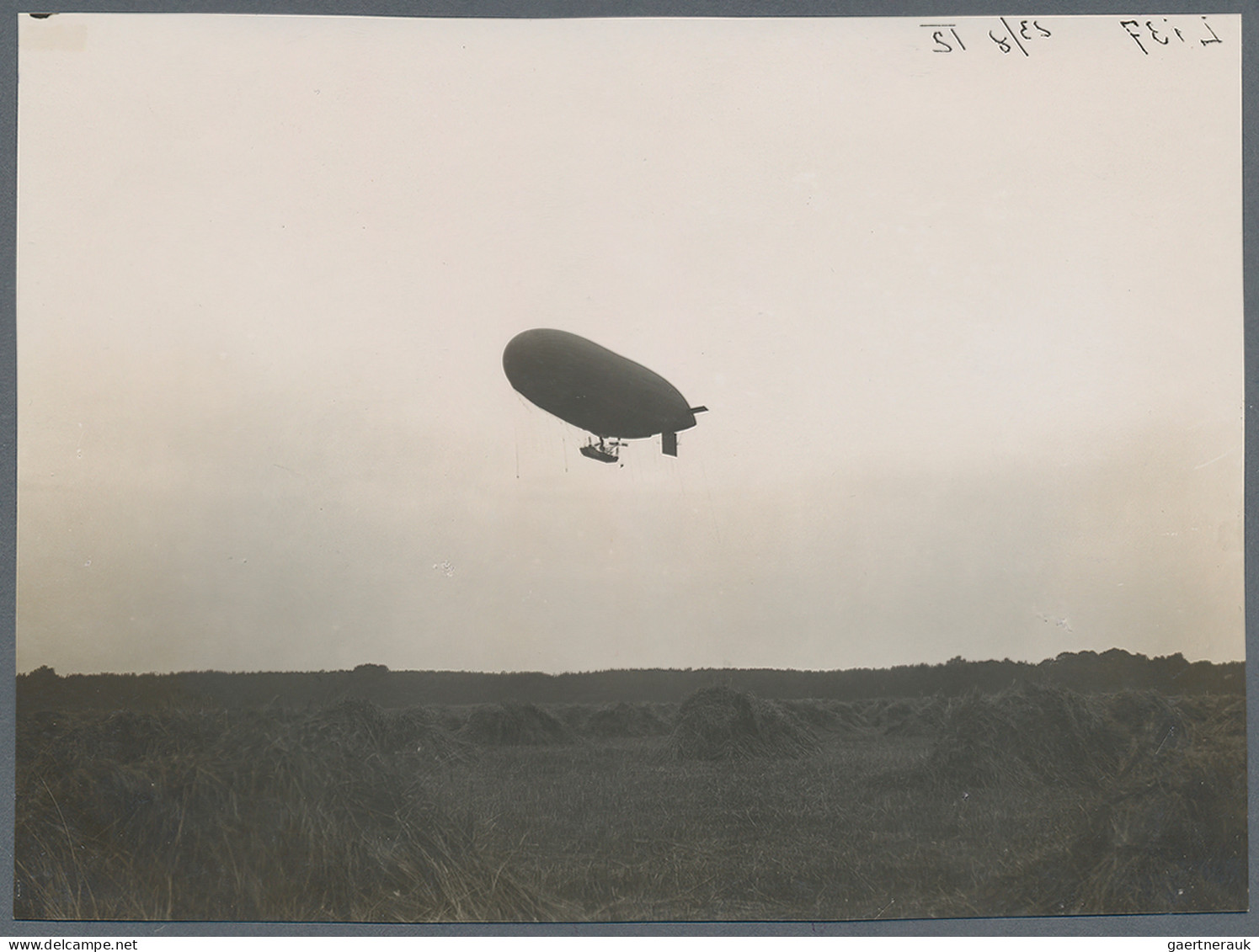 Thematics: zeppelin: 1910/1945 (ca): Posten mit dutzenden Zeppelin Photos, dazu