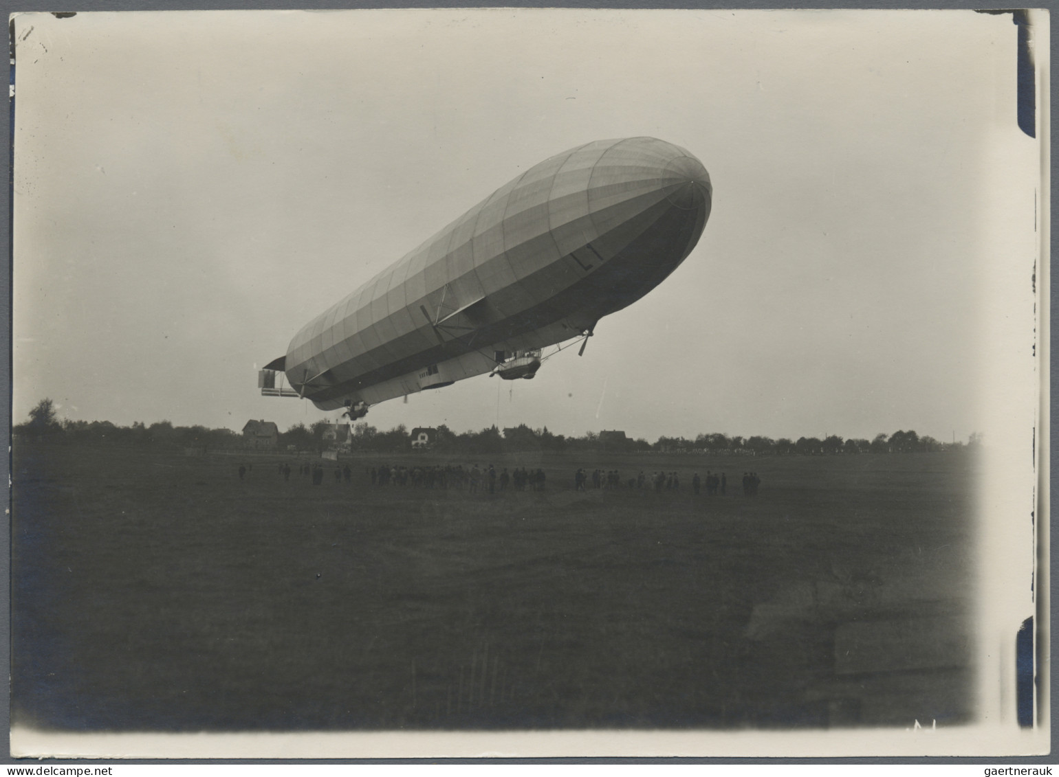 Thematics: zeppelin: 1910/1945 (ca): Posten mit dutzenden Zeppelin Photos, dazu