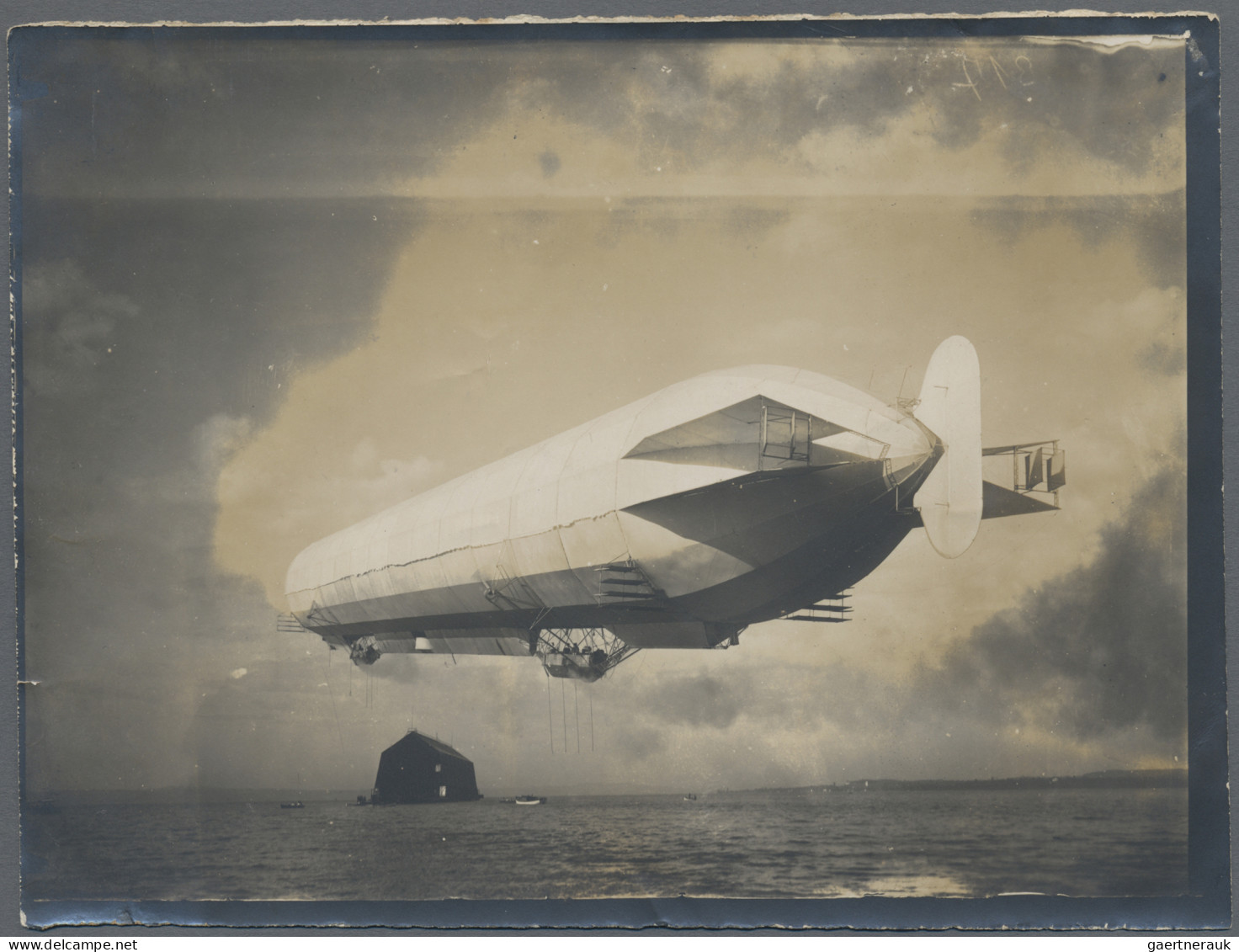 Thematics: zeppelin: 1910/1945 (ca): Posten mit dutzenden Zeppelin Photos, dazu