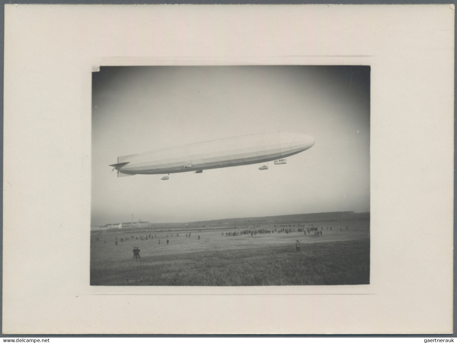 Thematics: zeppelin: 1910/1945 (ca): Posten mit dutzenden Zeppelin Photos, dazu