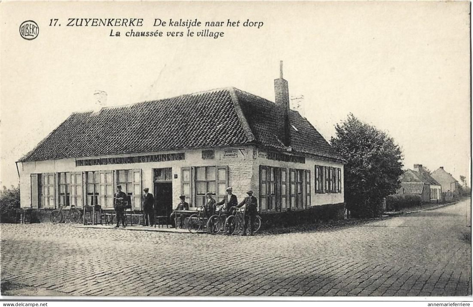 ZUIENKERKE - ZUYENKERKE - De Kalsijde Naar Het Dorp - La Chaussée Vers Le Village ( Animée Cycliste ) Café Estaminet - Zuienkerke