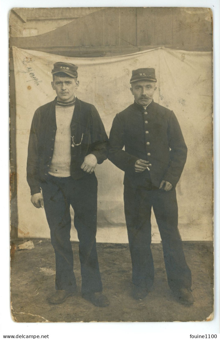 CARTE PHOTO Militaire Prisonniers De Guerre ? Au Dos Tampon Cachet Allemand " Quedlinburg " C. Neuhaus OSCHERSLEBEN - Quedlinburg